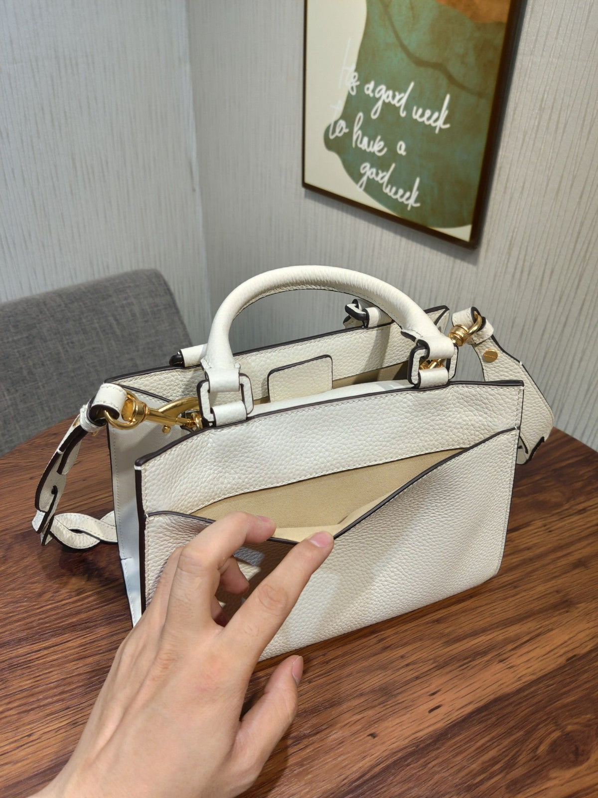 TORY BURCH's classic Miller handbag features lychee patterned cowhide and adjustable length woven leather diagonal straps, showcasing a variety of fashionable styles. The flip cover is equipped with magnetic snap fasteners