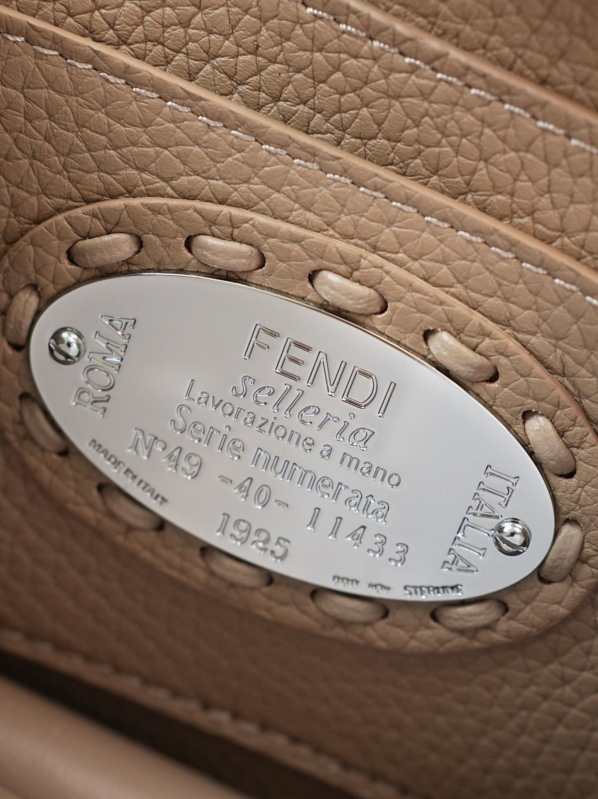 Model 15009 Pigeon Grey Size 20cm Details Pigeon Grey Hand sewn Peekaboo ISeeU Medium Handbag Litchi Pattern Calfskin Material with Classic Twisted Lock Soft Nappa Leather Lining on Both Sides Separated by Hard Dividers with Buckle Internal Pocket and
