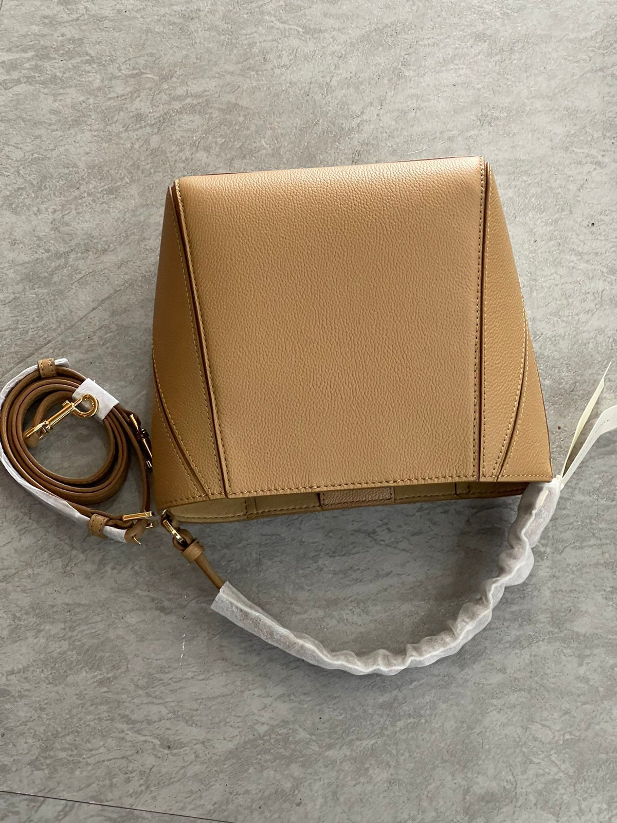 Toribochi bag mouth can be deformed TB 100% Philippines cross the sea back more than ten Mcgraw deformation bags 100% imported fabric with imported cowhide splicing process contrasting car stitching bag mouth with magnetic buckle is very safe with a movab