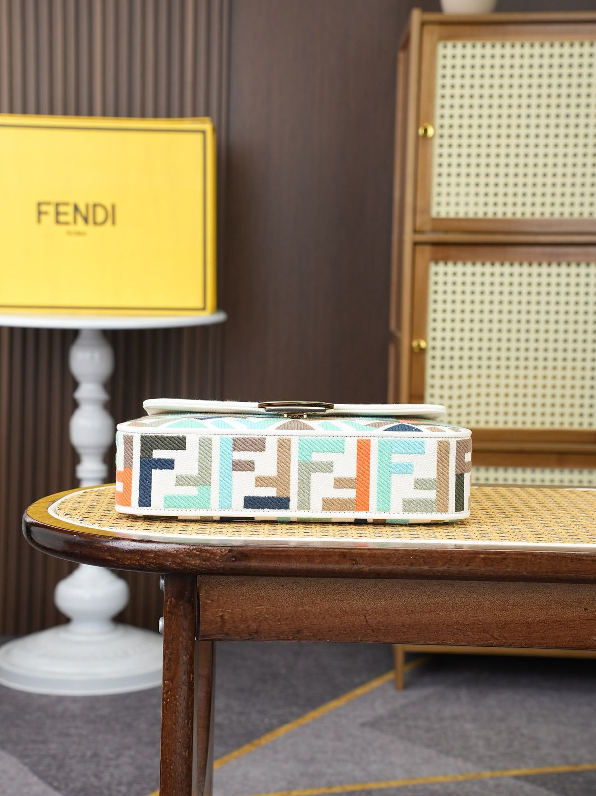 Model 18004, size 266.5 x 13.5 cm, top-grade original FENDI, popular classic Baguette. The raw material is made of high-quality canvas craftsmanship. The entire bag features double FF three-dimensional embroidery, with an unparalleled texture. It comes
