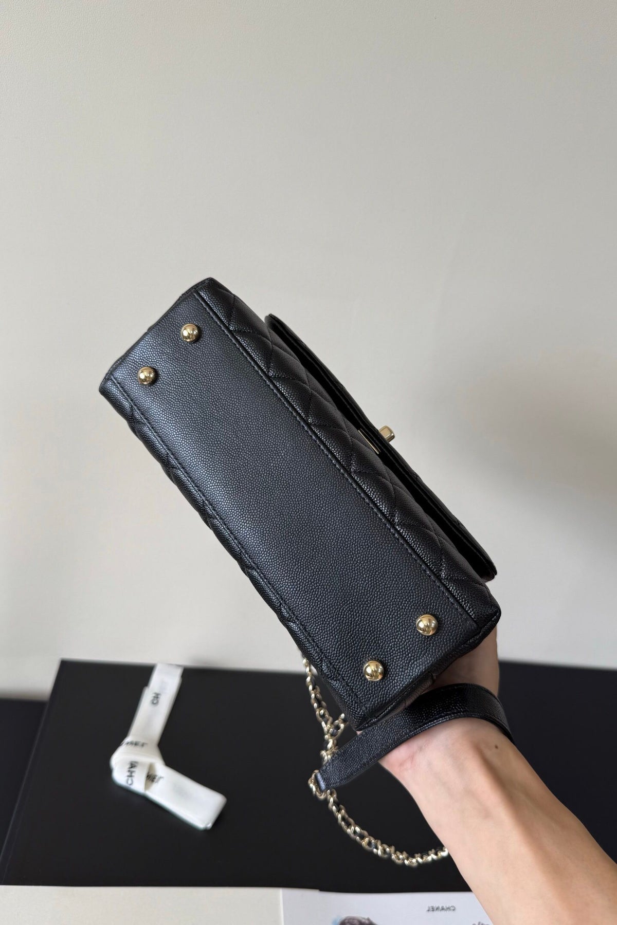 A186Coco handle top flip single shoulder chain handle bag, detachable shoulder strap, original cowhide soft to the touch, full copper hardware, size, small size 23cm1080