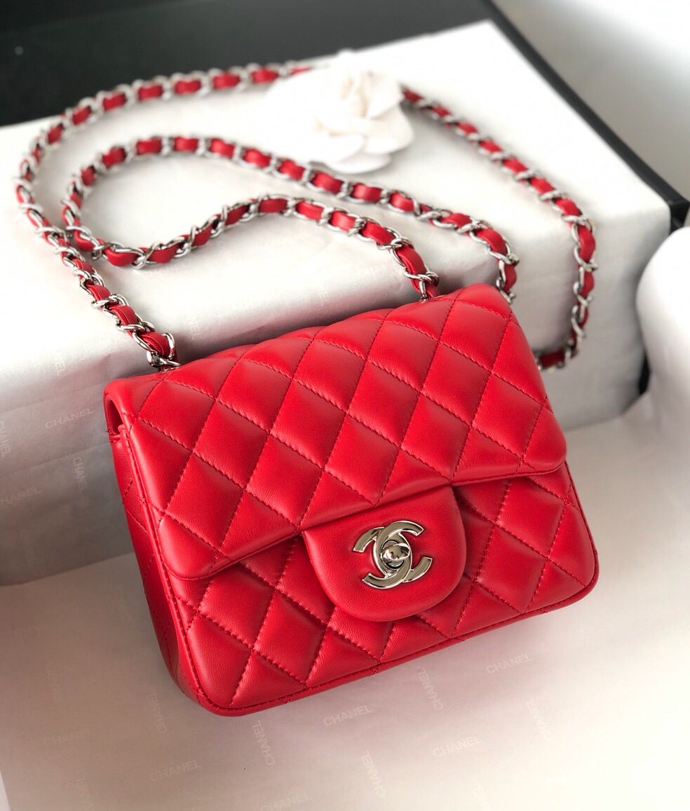 Fang Fatzi Mini 17cm CF has a very feminine elegance and inherits classics. It is listed as the historical sales champion and is an indispensable piece in every pink fan’s wardrobe. 17cm650 Sheepskin