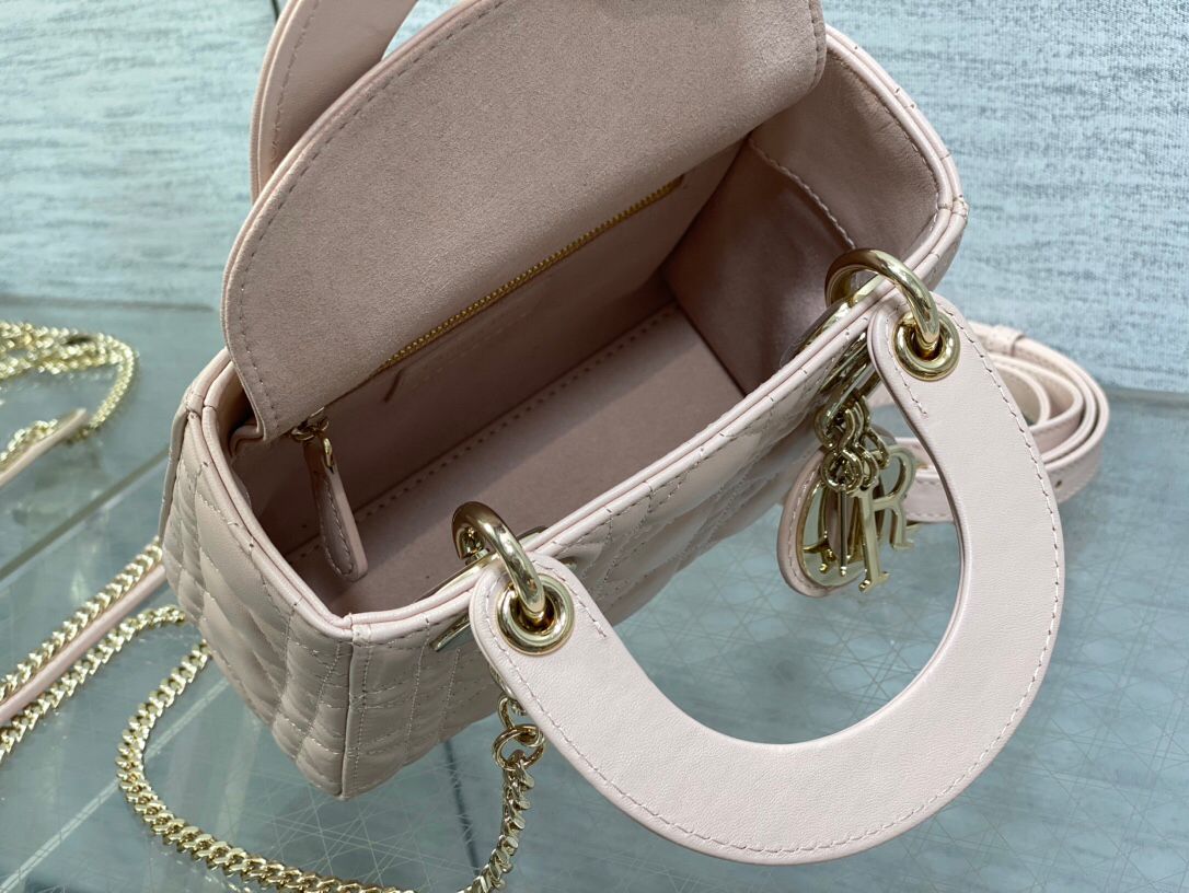 Rouge powder is in stock. Classic Lady bag. Iconic letter pendant. Classic rhombus. Excellent hand-feeling sheepskin. A must-have three-compartment bag. Charming, elegant and full of aura. It is also full of femininity when carried cross-body. Classic