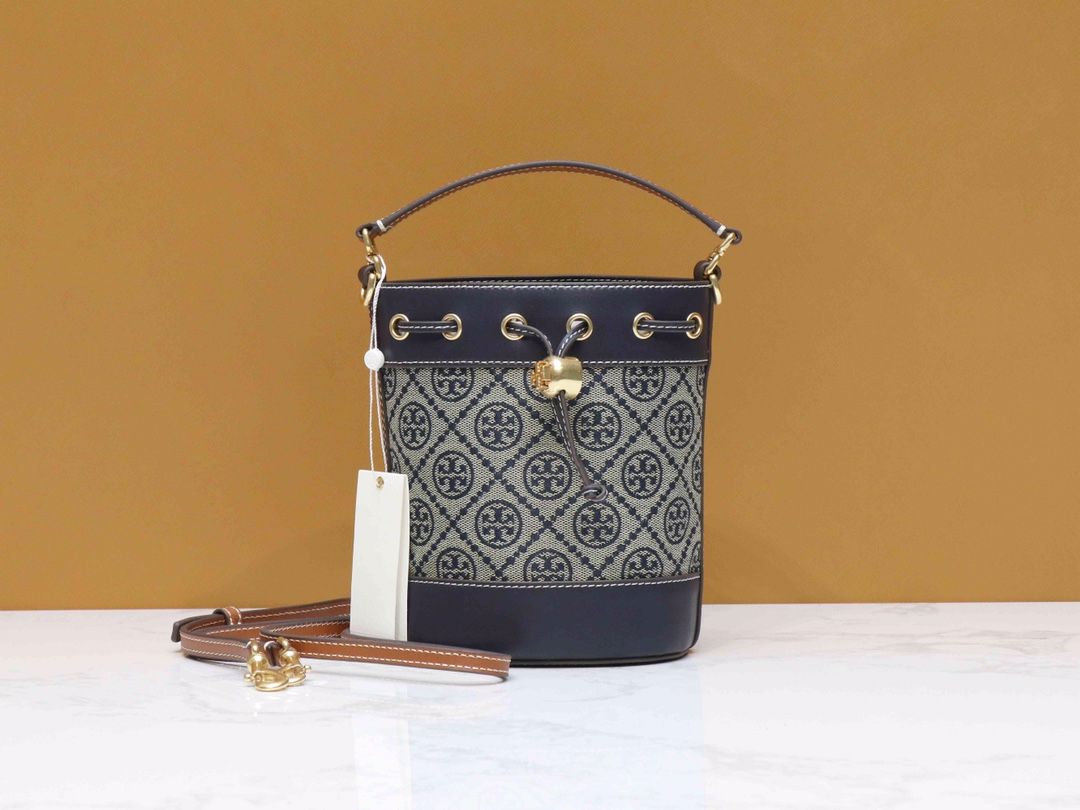 Purchasing quality 340. Small size arrived 80534 small TORY BURCH Monogram 2021 summer new drawstring bucket bag texture navy blue canvas fabric with neat bag body retro jacquard embellishment makes the overall look more casual and stylish