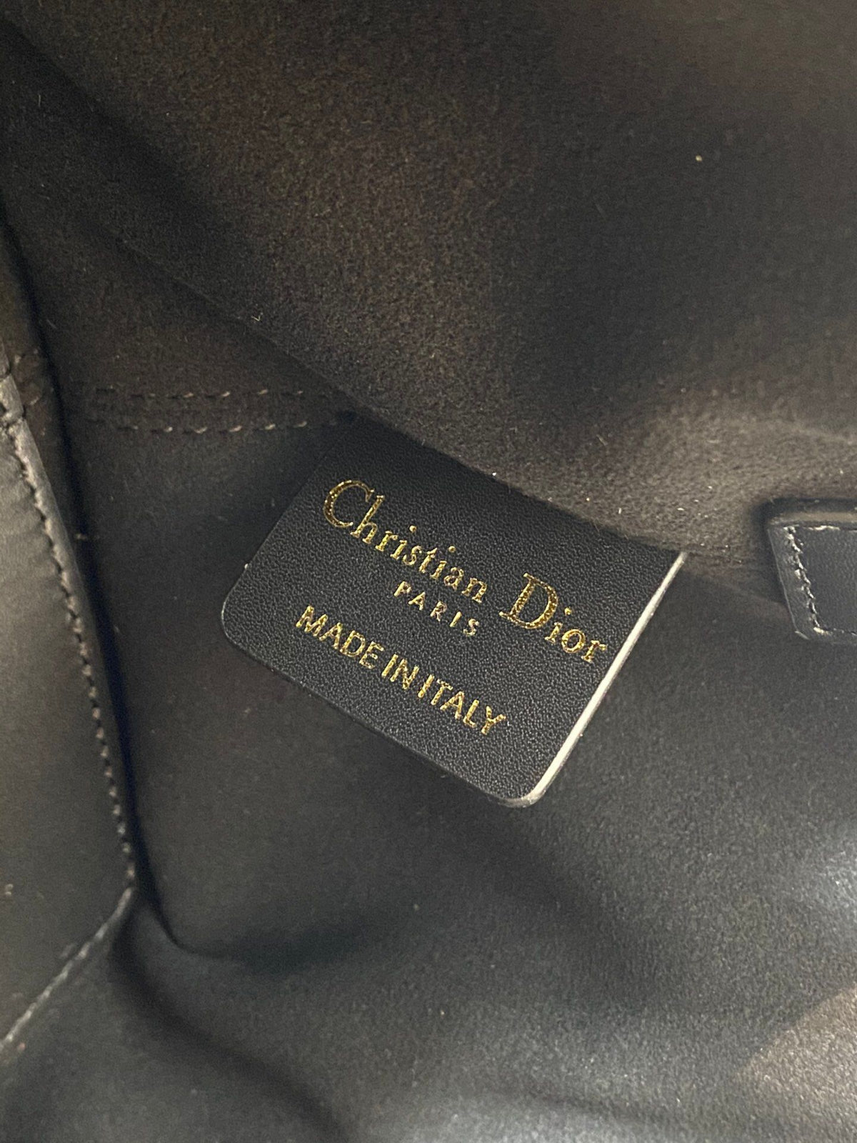 The small black size is in stock. Take Toujours with you when traveling. The oversized rhombus design is matched with classic letter accessories. It is very modern and fashionable. The structure of the bag is very soft. The calfskin material is full of