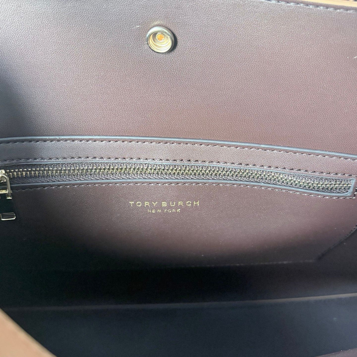 Tory Burch's new tote double bag is in place, showcasing the elegant competition between black and rice. Classic black exudes a calm and sophisticated sophistication