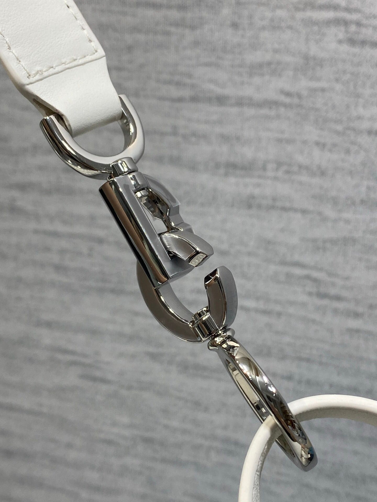 Small size in stock Journey white gray cloth silver buckle series It feels so summery. The white gray cloth fabric is matched with milky white calfskin. The light color looks fresh and healing. The hobo bag has a relaxed feeling. The shape of the bag is