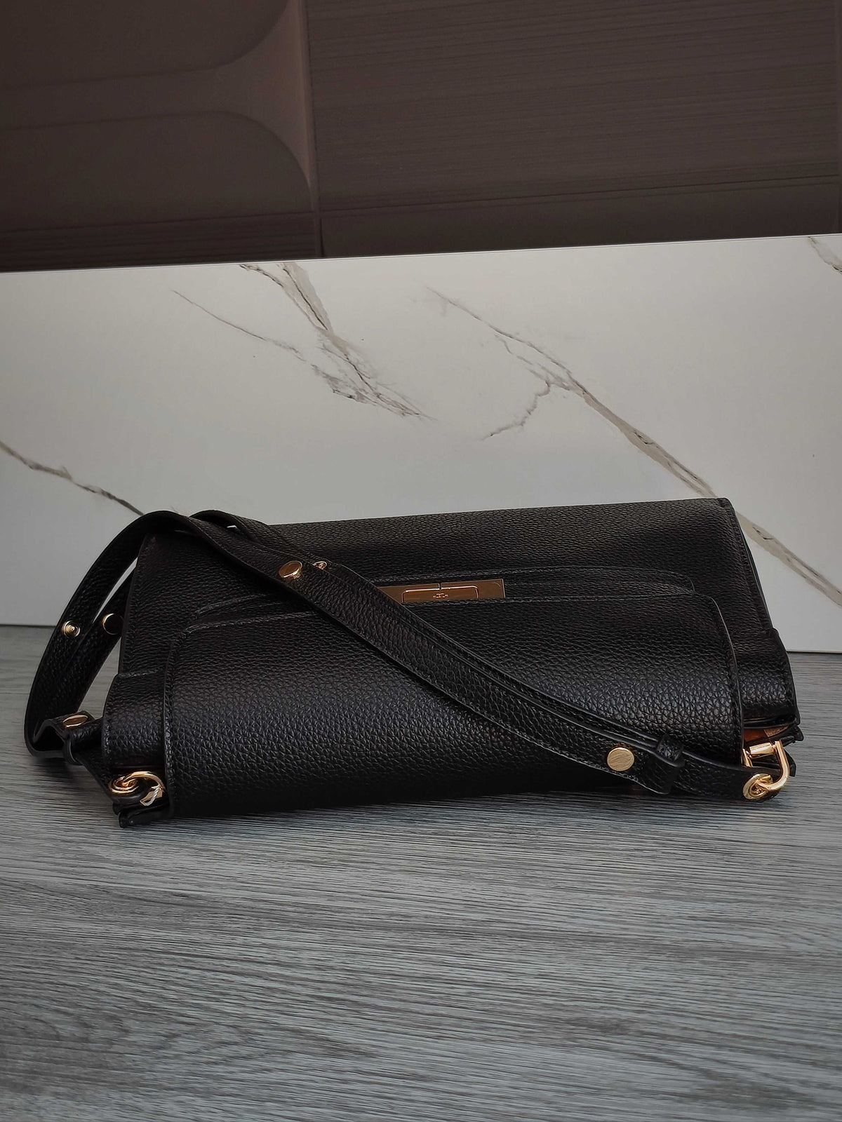 The new 240 Tory Burch Radziwill series medium-sized shoulder bag is made of lychee patterned cowhide leather, which is delicate and durable, and becomes more shiny with use. The bag shape is simple and atmospheric, inspired by the Kelly bag