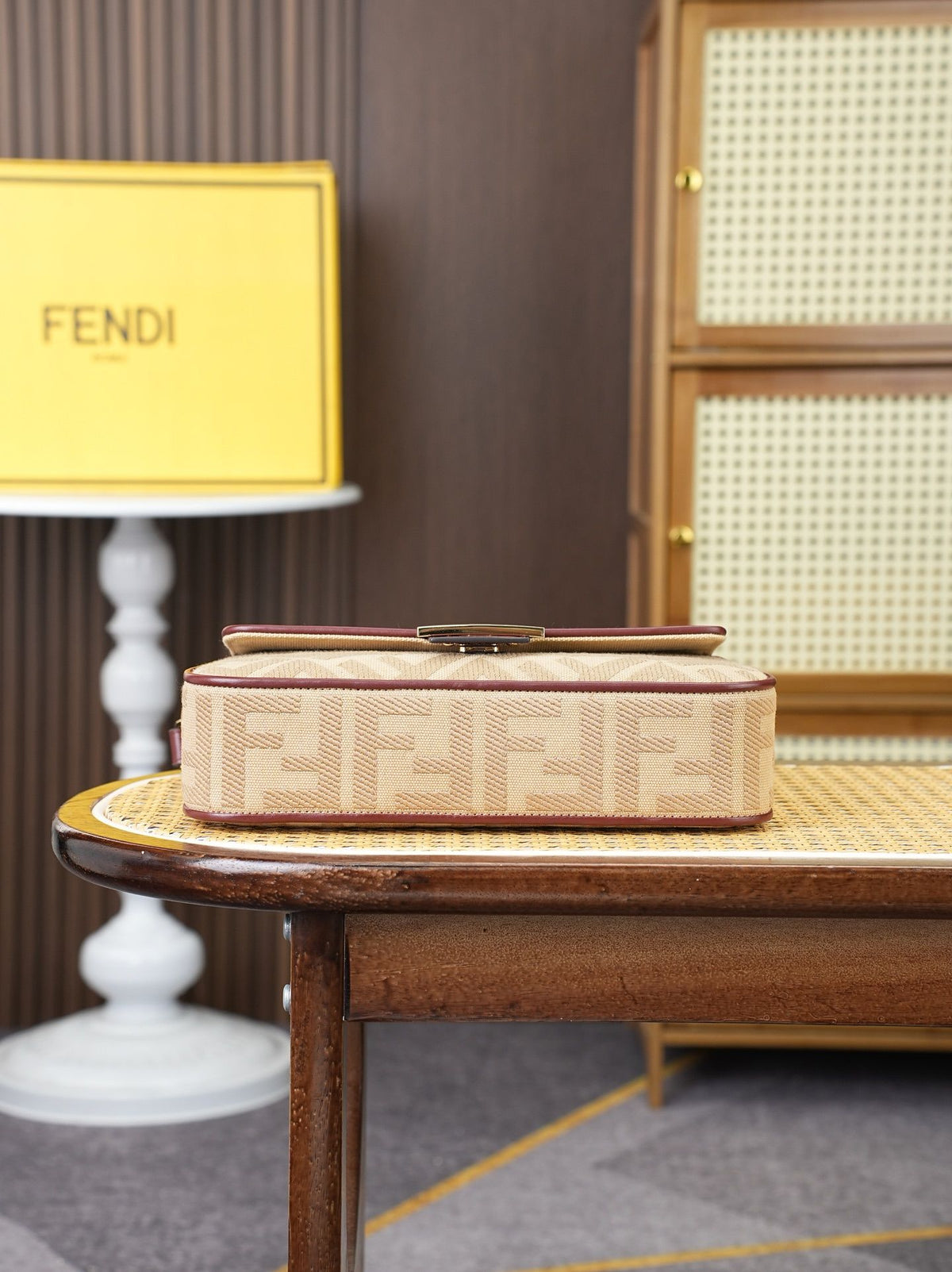 Model 18004, size 266.513.5 cm, top of the line original FENDI hot classic Baguette material is made of canvas with advanced craftsmanship to create a whole bag. Double FF three-dimensional embroidery texture is invincible, equipped with detachable and