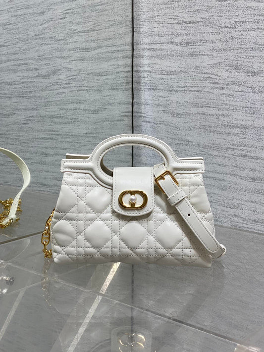 Jolie Top Handle Mini I have no resistance to this kind of exquisite small bag. Carrying a large bag is too tiring. I really like this compact model. It is small, but it can be stuffed with tissues when going out. The best thing is that it can be carried