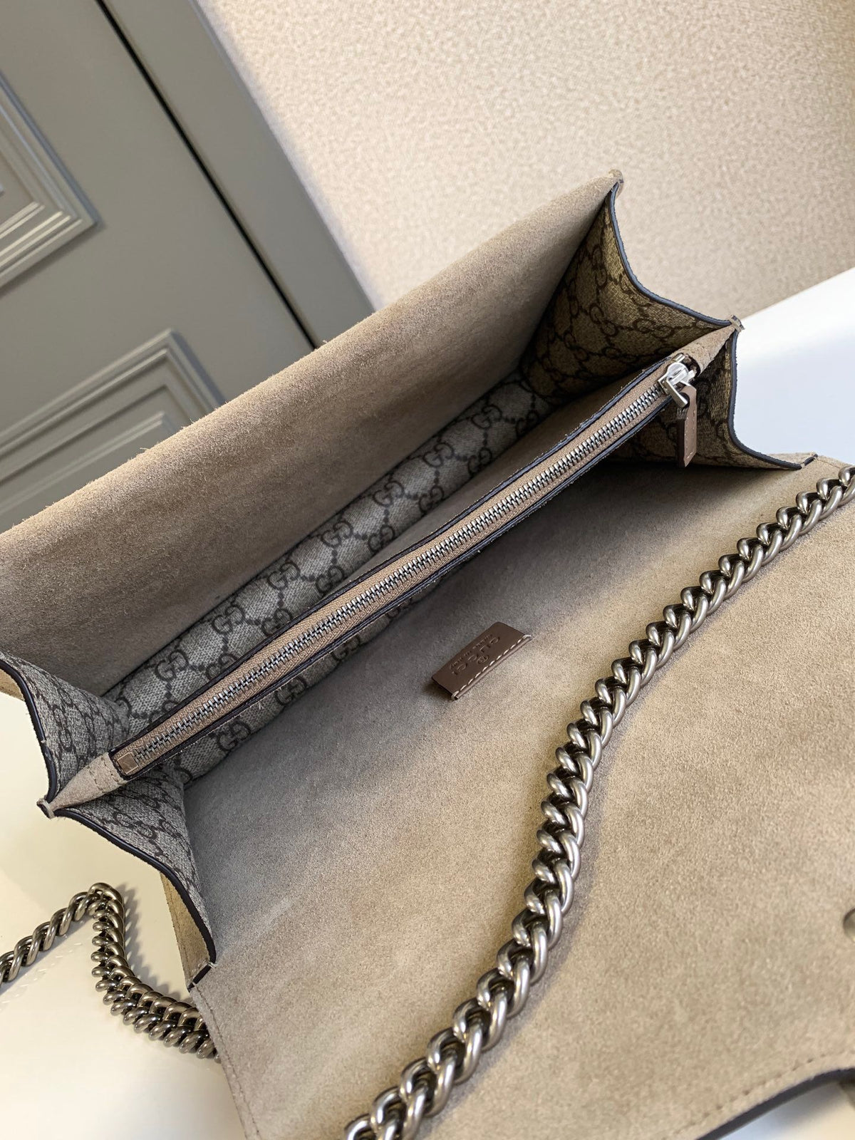 The highest version, original factory leather, top-grade original single product, comes with a full set of packaging. The bag, Diosus, is a medium-sized Pvc bag with khaki frosted leather. It remains a great favorite, and the entire bag looks more texture