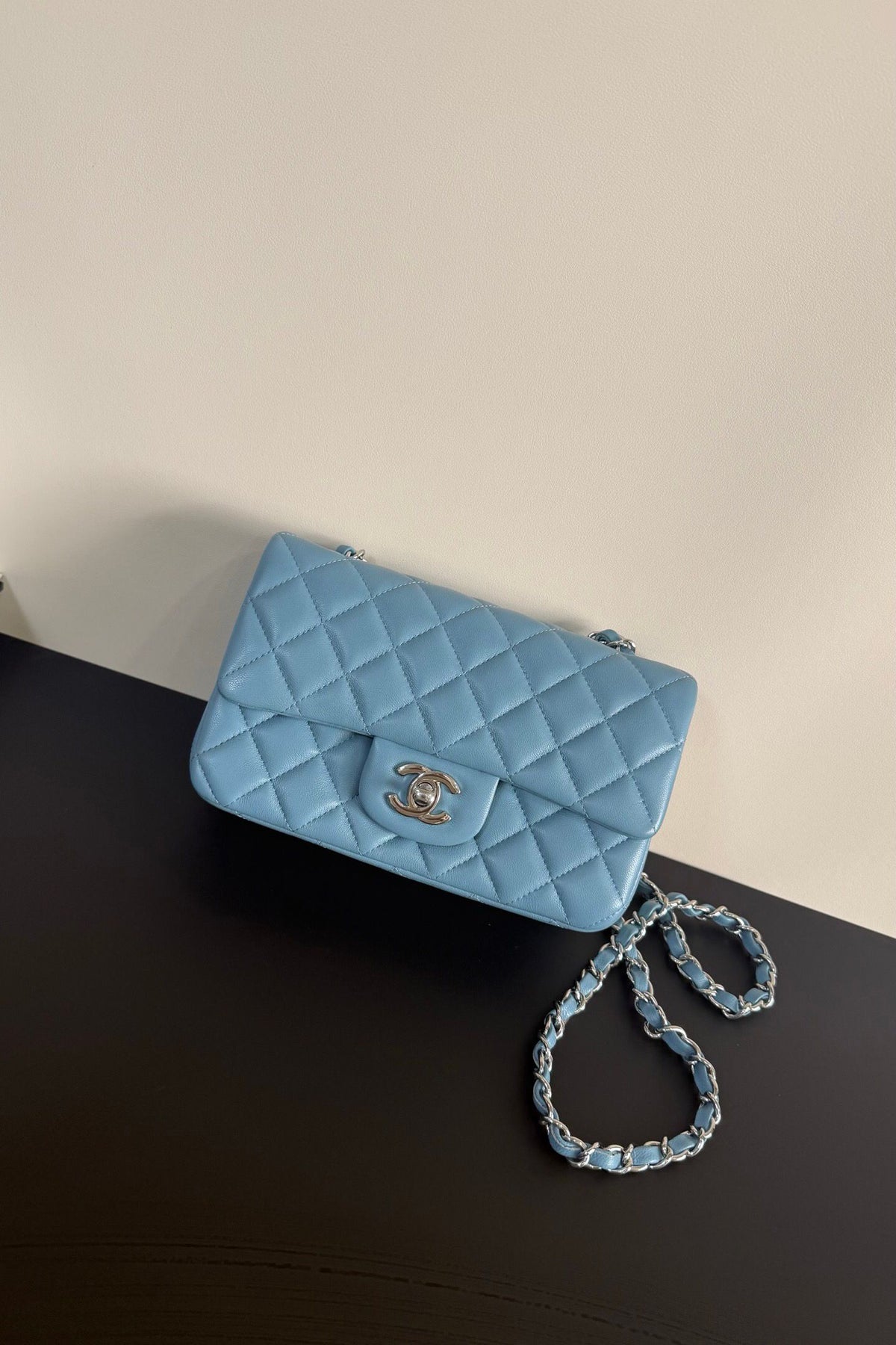 Upgraded version (full leather inside and outside) CF 20cm lambskin. Exclusive good product on the market. Please see the pictures for leather details and workmanship. It is perfect. Welcome to compare. 116 light blue