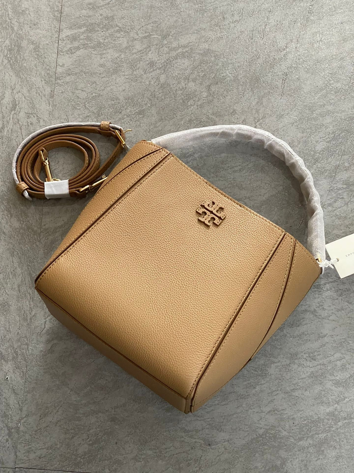 Toribochi bag mouth can be deformed TB 100% Philippines cross the sea back more than ten Mcgraw deformation bags 100% imported fabric with imported cowhide splicing process contrasting car stitching bag mouth with magnetic buckle is very safe with a movab