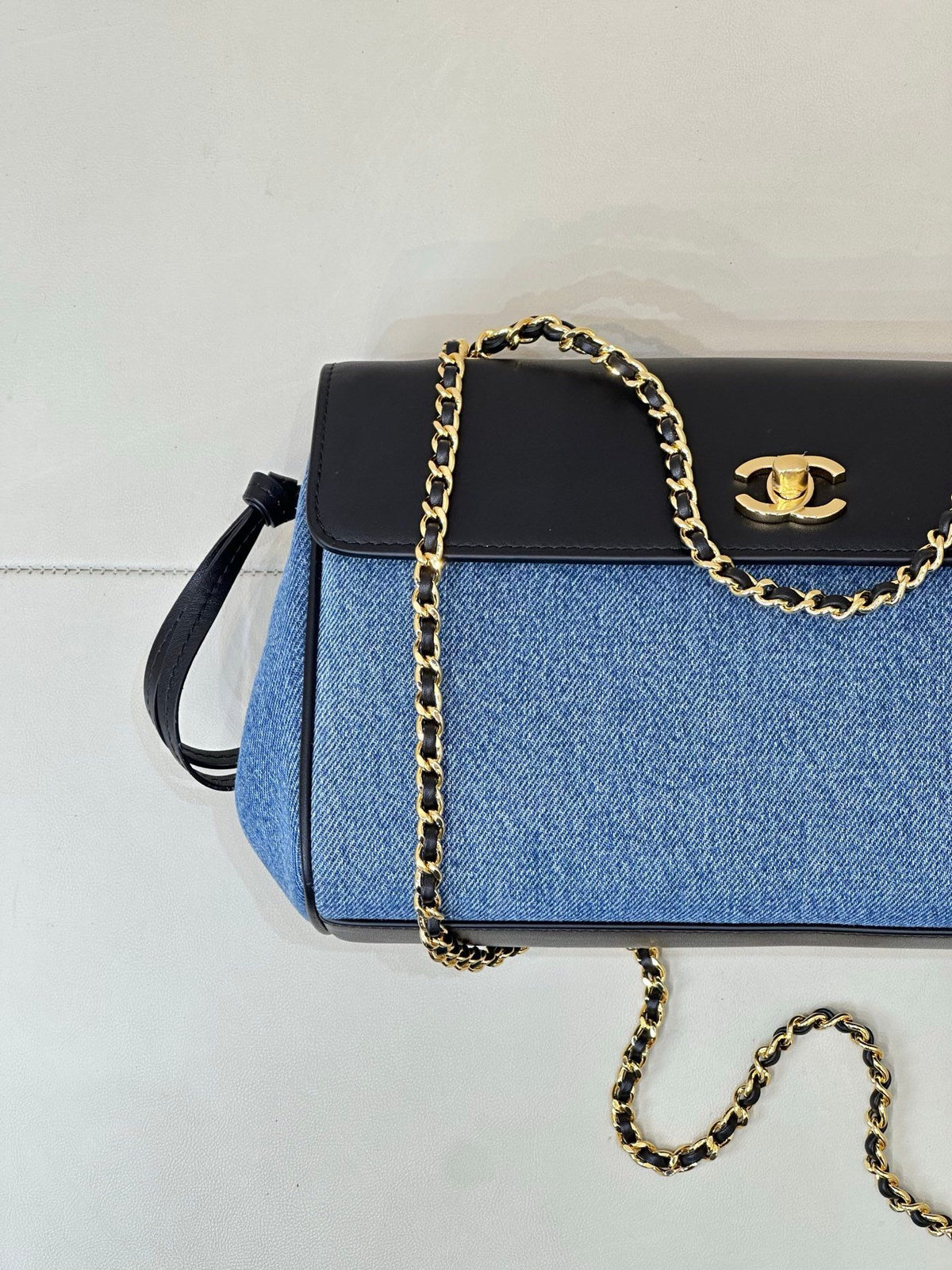 Denim blue. The main body is stone-washed blue denim fabric. The texture of the fabric is clear. It is a natural and soft denim blue. It is not too bright blue. The upper cover is spliced with black smooth first-layer cowhide. The tough denim and the