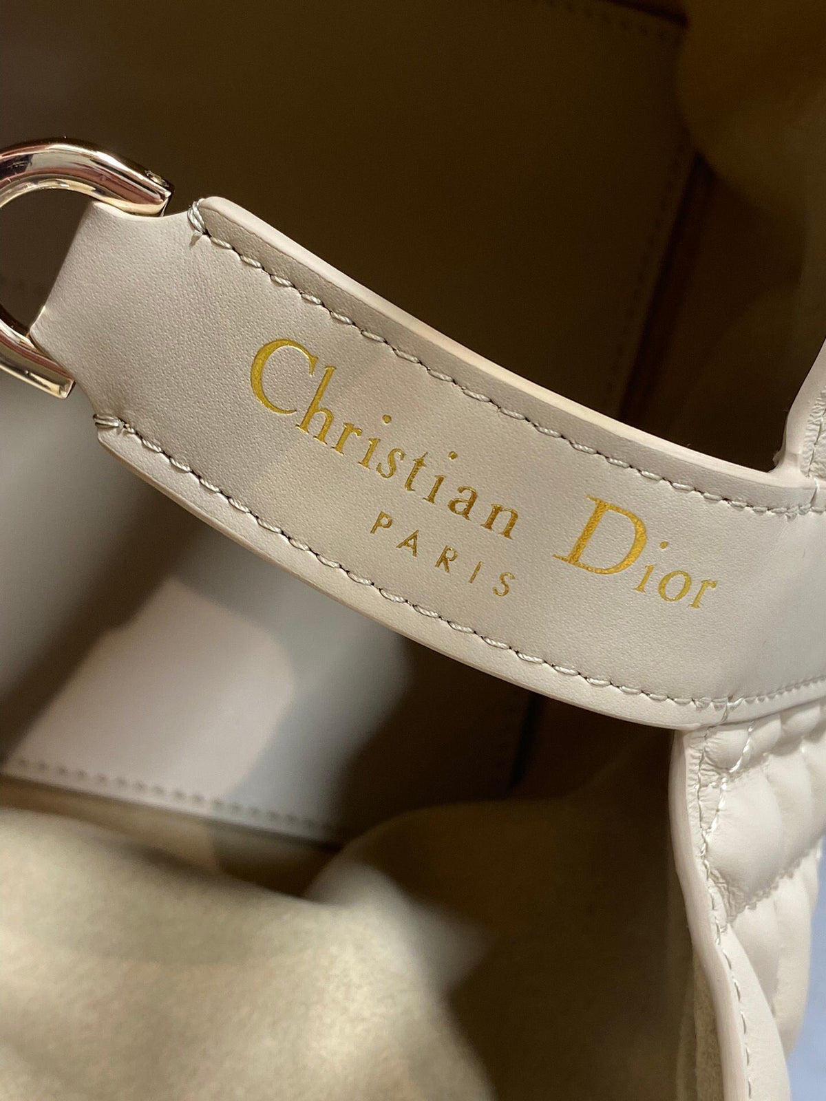 The small light apricot is in stock. Take Toujours for travel. The oversized rhombus design is paired with classic letter accessories. It is very modern and fashionable. The structure of the bag is very soft. The calfskin material is full of high-end