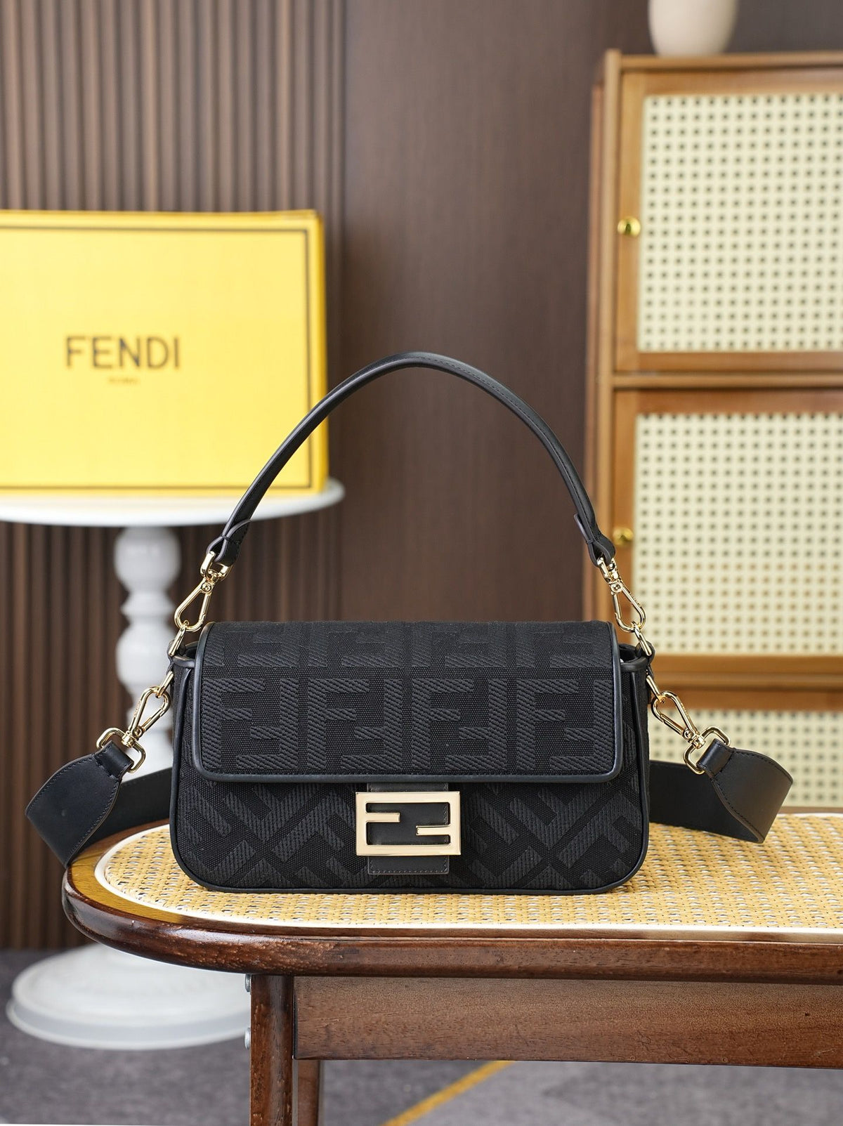 Model 18004, size 266.513.5 cm, top of the line original FENDI hot classic Baguette material is made of canvas with advanced craftsmanship to create a whole bag. Double FF three-dimensional embroidery texture is invincible, equipped with detachable and
