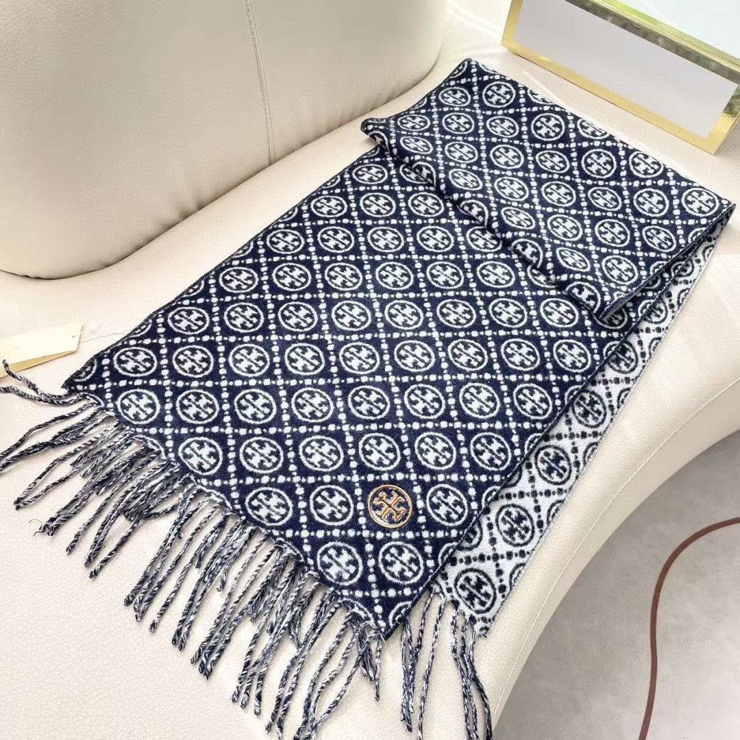 Synchronize TORY BURCH Long Scarf. It's lucky to have received this brand's products. It's really rare to see them. There are very few orders in China. The styles are really rare. The top luxury brand adheres to traditional craftsmanship and exudes a