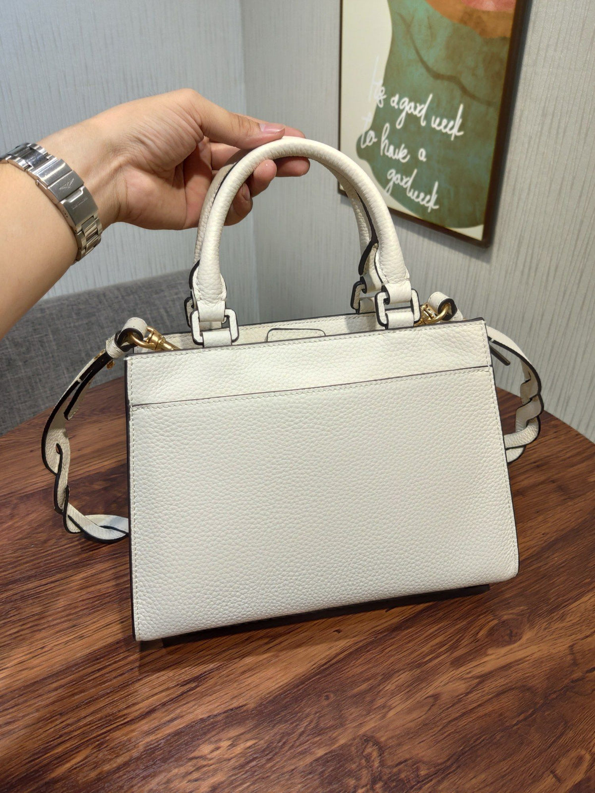 TORY BURCH's classic Miller handbag features lychee patterned cowhide and adjustable length woven leather diagonal straps, showcasing a variety of fashionable styles. The flip cover is equipped with magnetic snap fasteners
