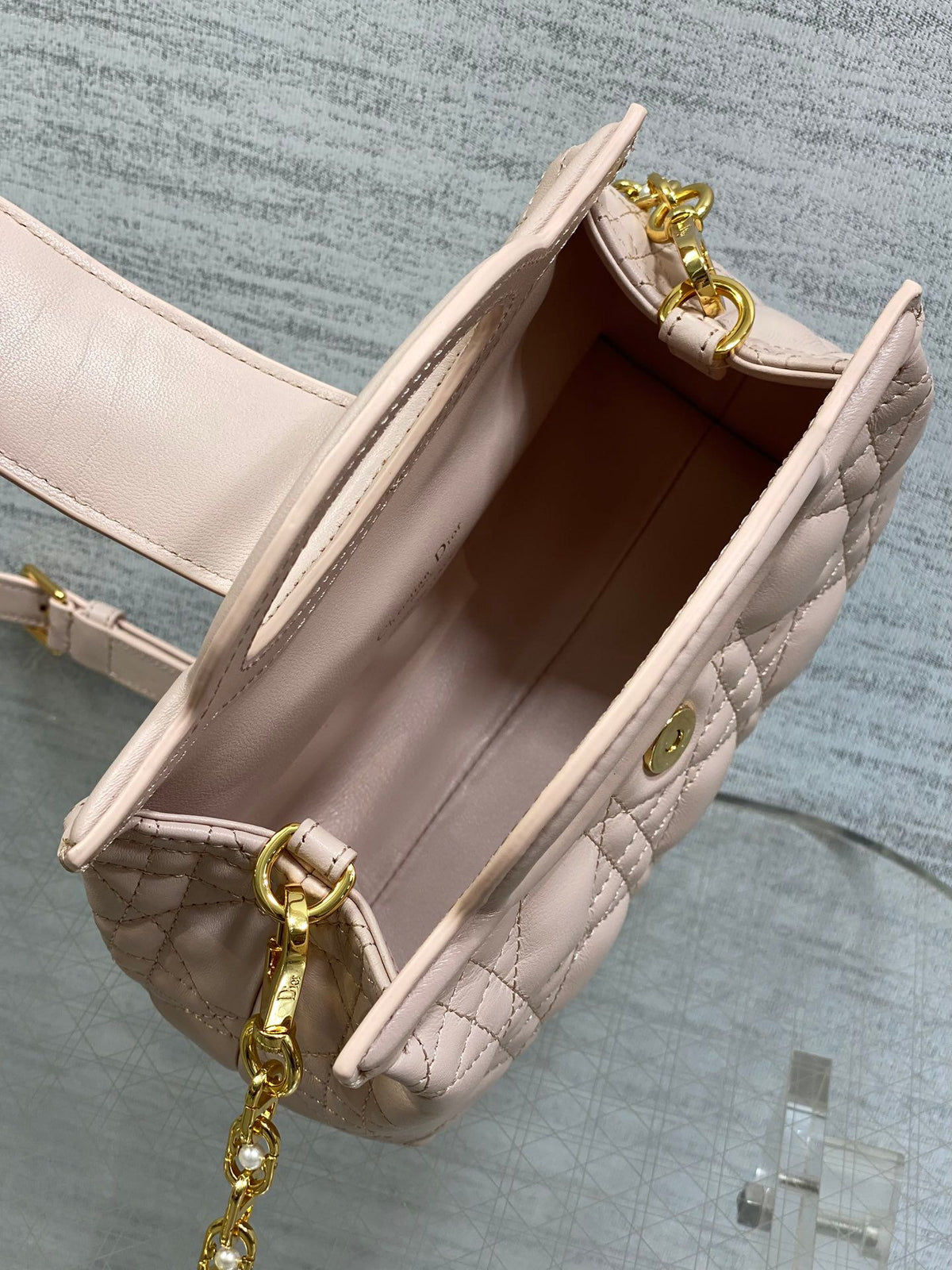 Jolie Top Handle Mini I have no resistance to this kind of exquisite small bag. Carrying a large bag is too tiring. I really like this compact model. It is small, but it can be stuffed with tissues when going out. The best thing is that it can be carried