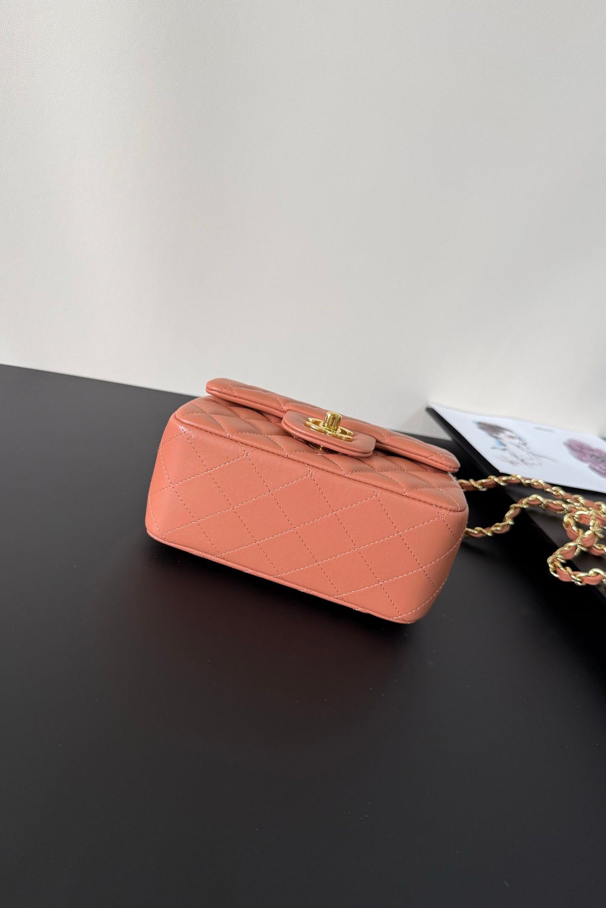 Caramel color gold buckle Classic Flap classic Cf square fat return is exquisite and durable. It is a timeless style that can be matched with anything.