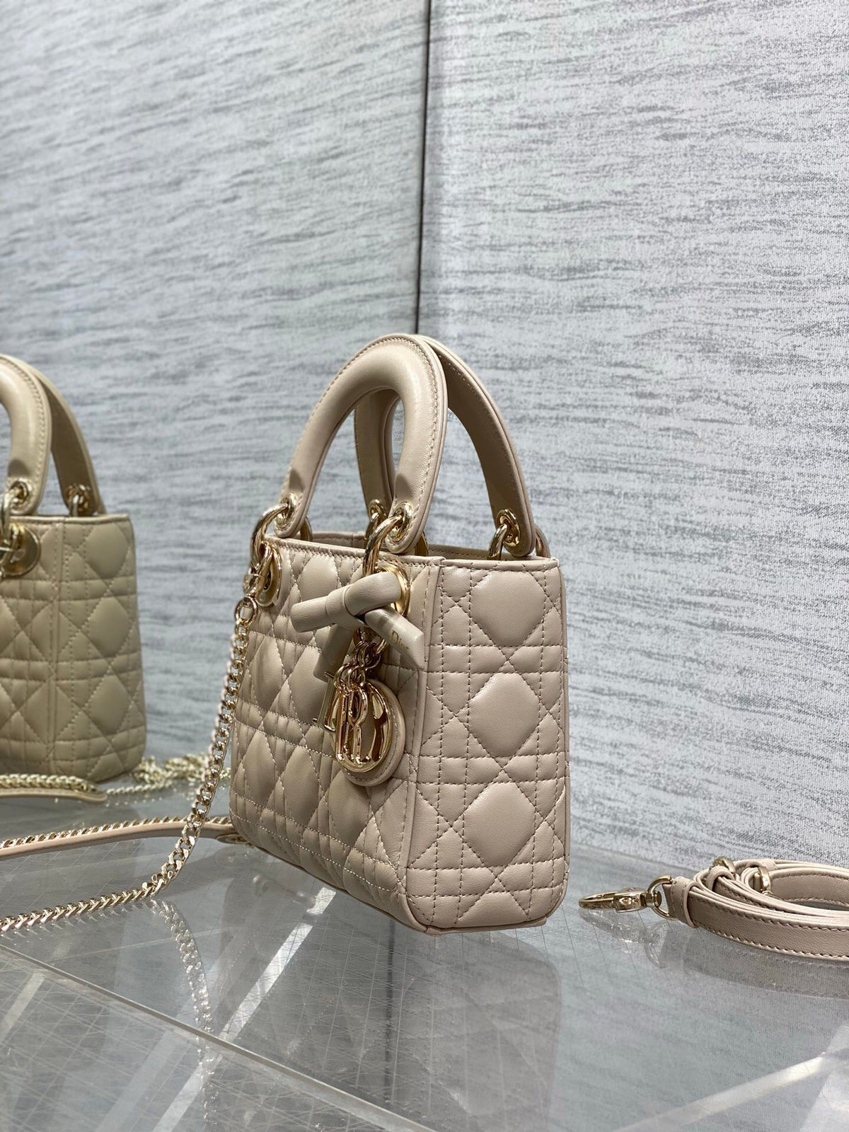 In stock, Classic Lady's latest bow-tie Princess Diana bag. A must-have three-compartment bag for everyone. Charming, elegant and full of aura. It is also full of femininity when carried cross-body. Classic fashion style. This beautiful bag is available