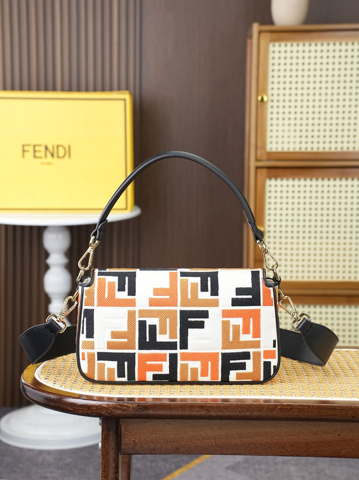 Model 18004, size 266.5 x 13.5 cm, top-grade original FENDI, popular classic Baguette. The raw material is made of high-quality canvas craftsmanship. The entire bag features double FF three-dimensional embroidery, with an unparalleled texture. It comes