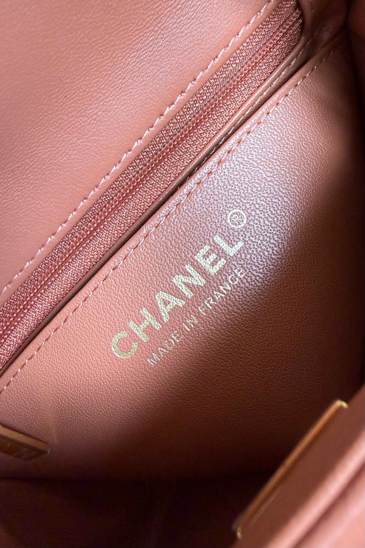 Caramel color gold buckle Classic Flap classic Cf square fat return is exquisite and durable. It is a timeless style that can be matched with anything.