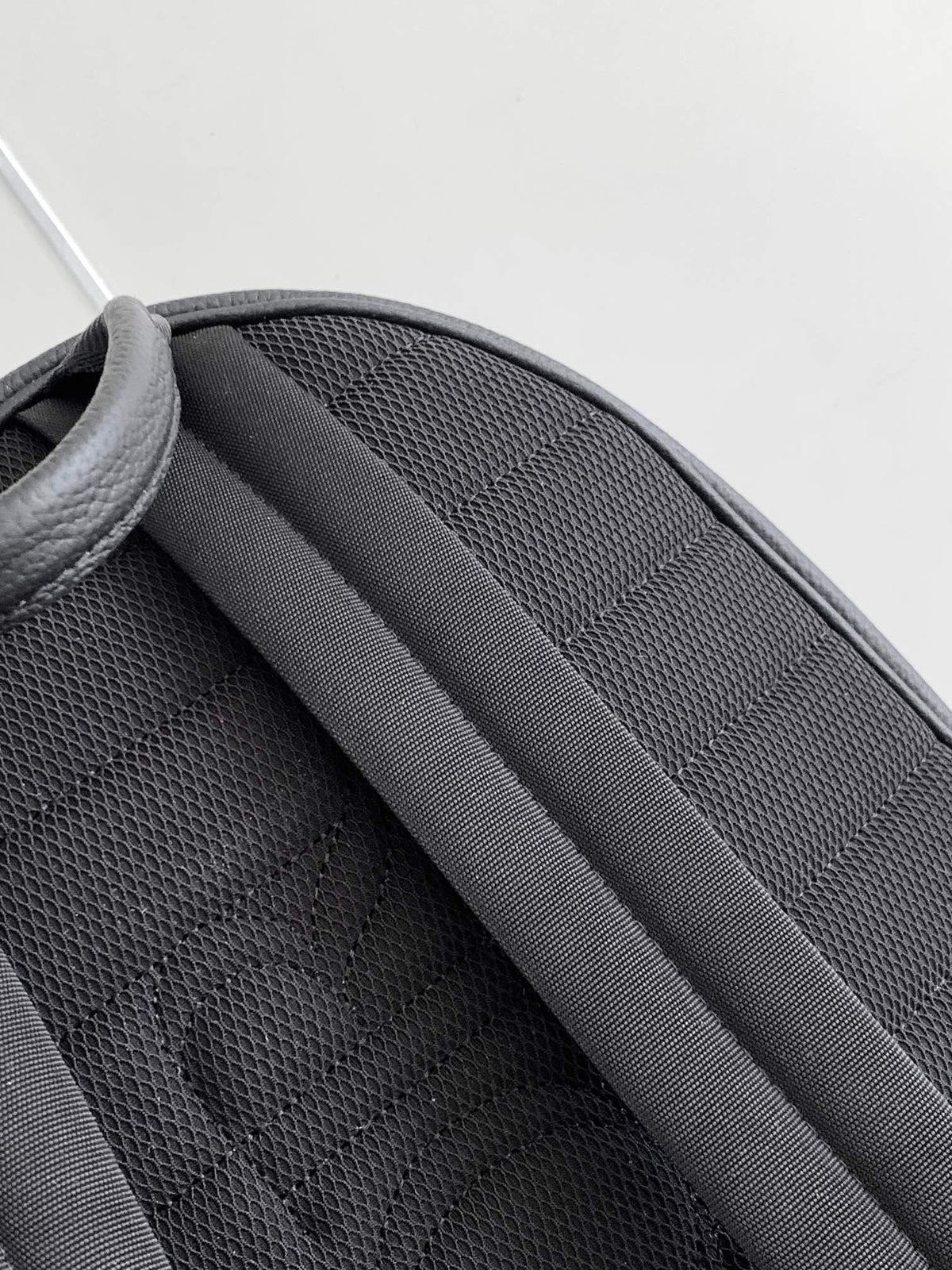This saddle zippered shoulder bag is a new product in the 2024 winter series. It adopts a fashionable original design to highlight the saddle style. It is carefully made of black Oblique printed fabric and decorated with tonal grained cow leather details