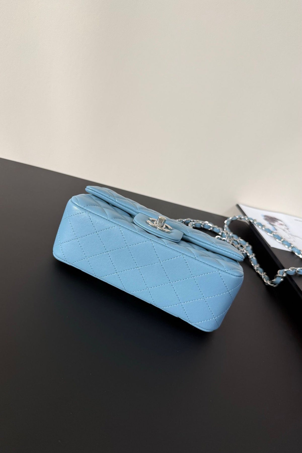 Upgraded version (full leather inside and outside) CF 20cm lambskin. Exclusive good product on the market. Please see the pictures for leather details and workmanship. It is perfect. Welcome to compare. 116 light blue