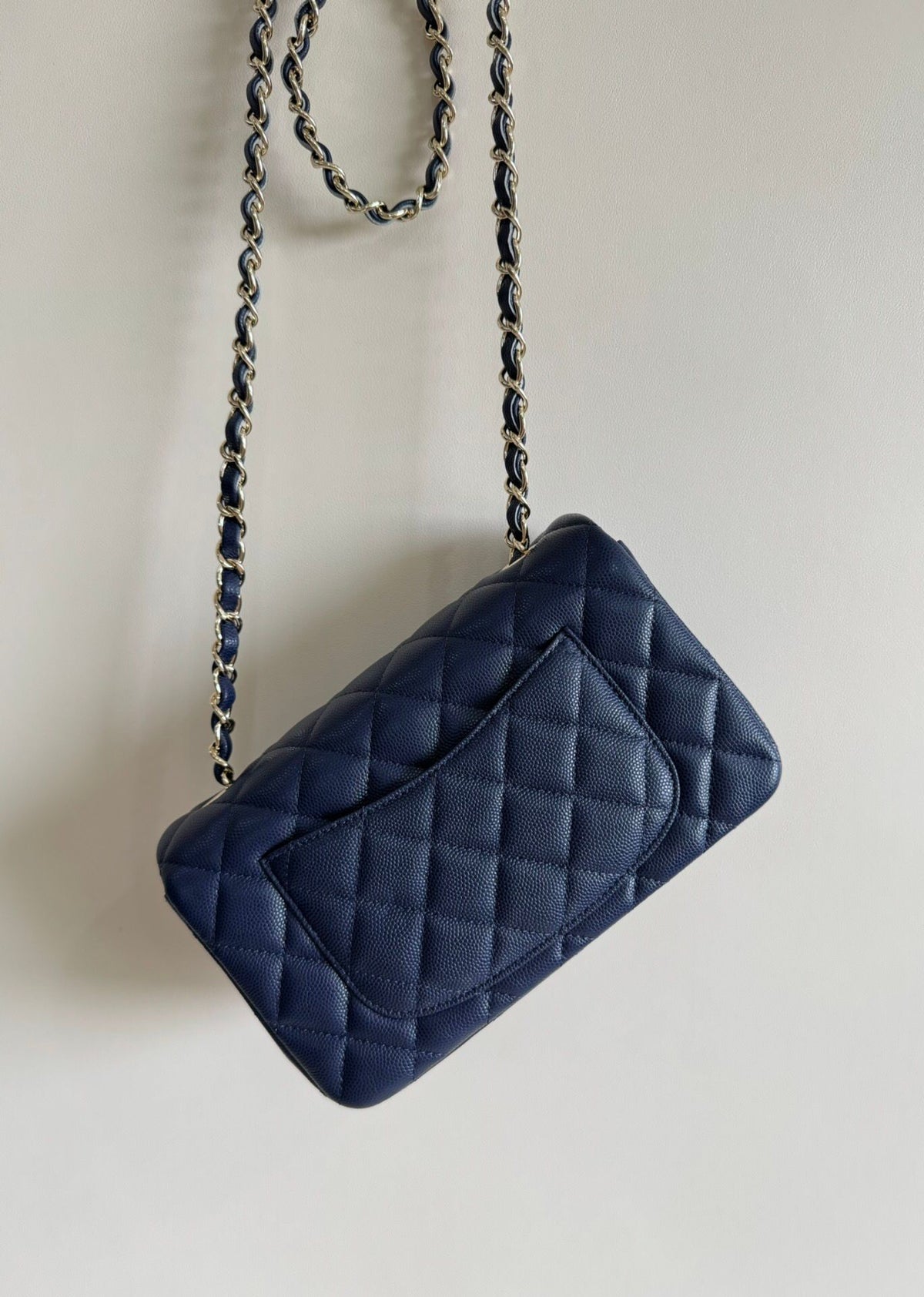 CF upgraded version of 116 Caviar "Classic Flap" classic flap bag. Customized calfskin from imported channels with fine ball grain. First-class calfskin caviar with both graininess, gloss and softness. Classic rhombus design and leather-pierced metal