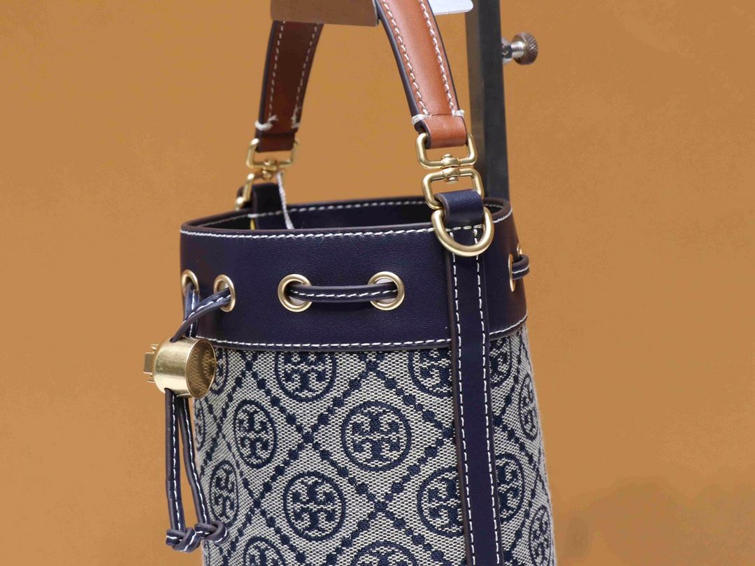 Purchasing quality 340. Small size arrived 80534 small TORY BURCH Monogram 2021 summer new drawstring bucket bag texture navy blue canvas fabric with neat bag body retro jacquard embellishment makes the overall look more casual and stylish