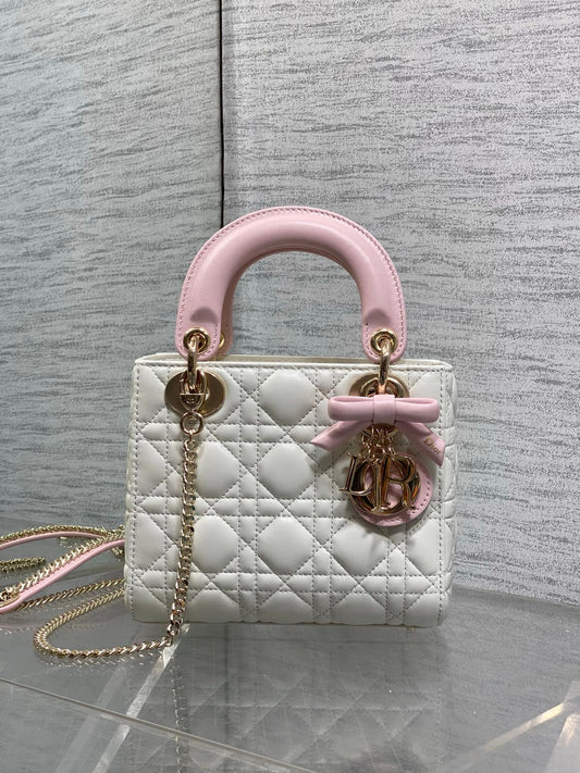 Classic Lady's latest bow-tie Princess Diana bag. A must-have three-compartment bag for everyone. Charming, elegant and full of aura. It is also full of femininity when carried cross-body. Classic fashion style. This beautiful bag is available on Instagra