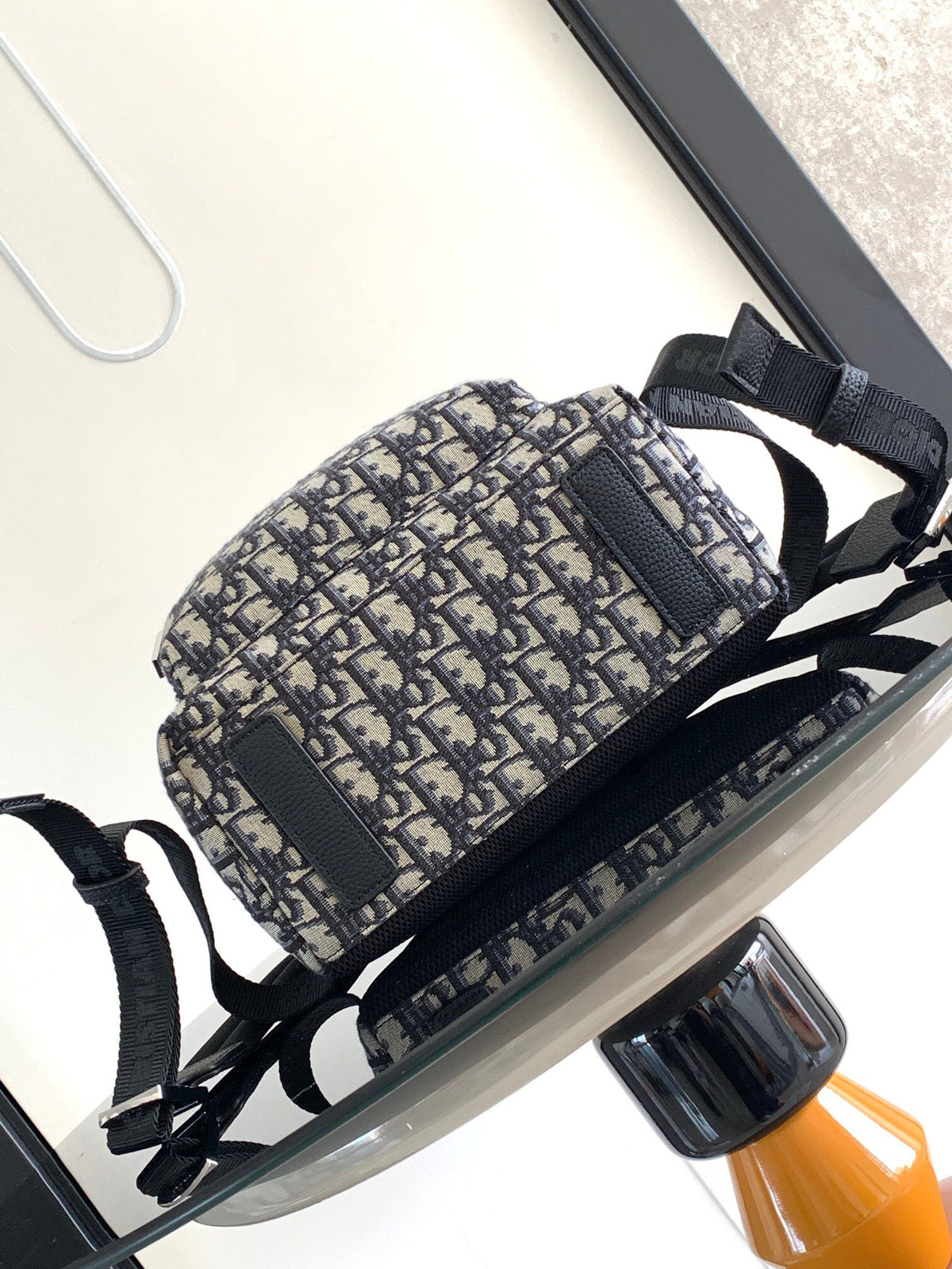 New version Small white steel lettering This Rider backpack has a simple silhouette. The classic collegiate style is full of energy. Inspired by the Dior men's collection, it is reinterpreted in beige and blue jacquard fabrics. Oblique print throughout