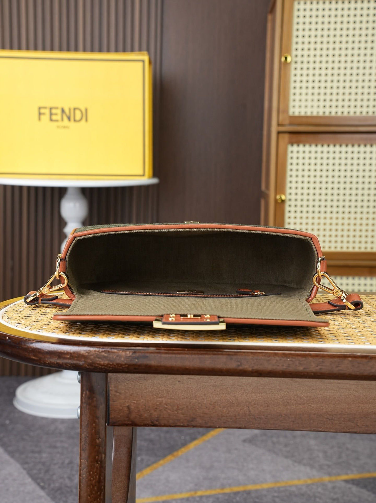 Model 18004, size 266.5 x 13.5 cm, top-grade original FENDI, popular classic Baguette. The raw material is made of high-quality canvas craftsmanship. The entire bag features double FF three-dimensional embroidery, with an unparalleled texture. It comes