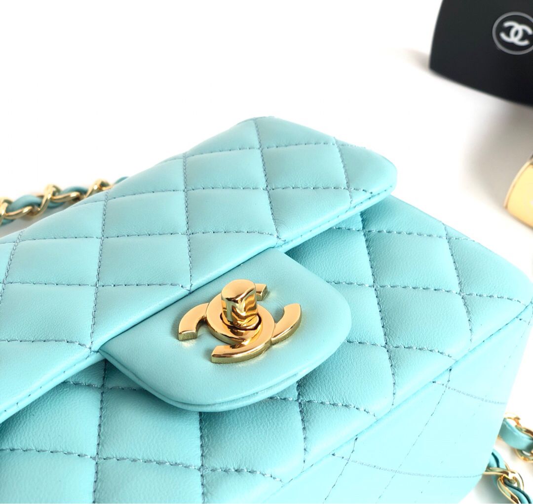 Fang Fatzi Mini 17cm CF has a very feminine elegance and inherits classics. It is listed as the historical sales champion and is an indispensable piece in every pink fan’s wardrobe. 17cm650 Sheepskin
