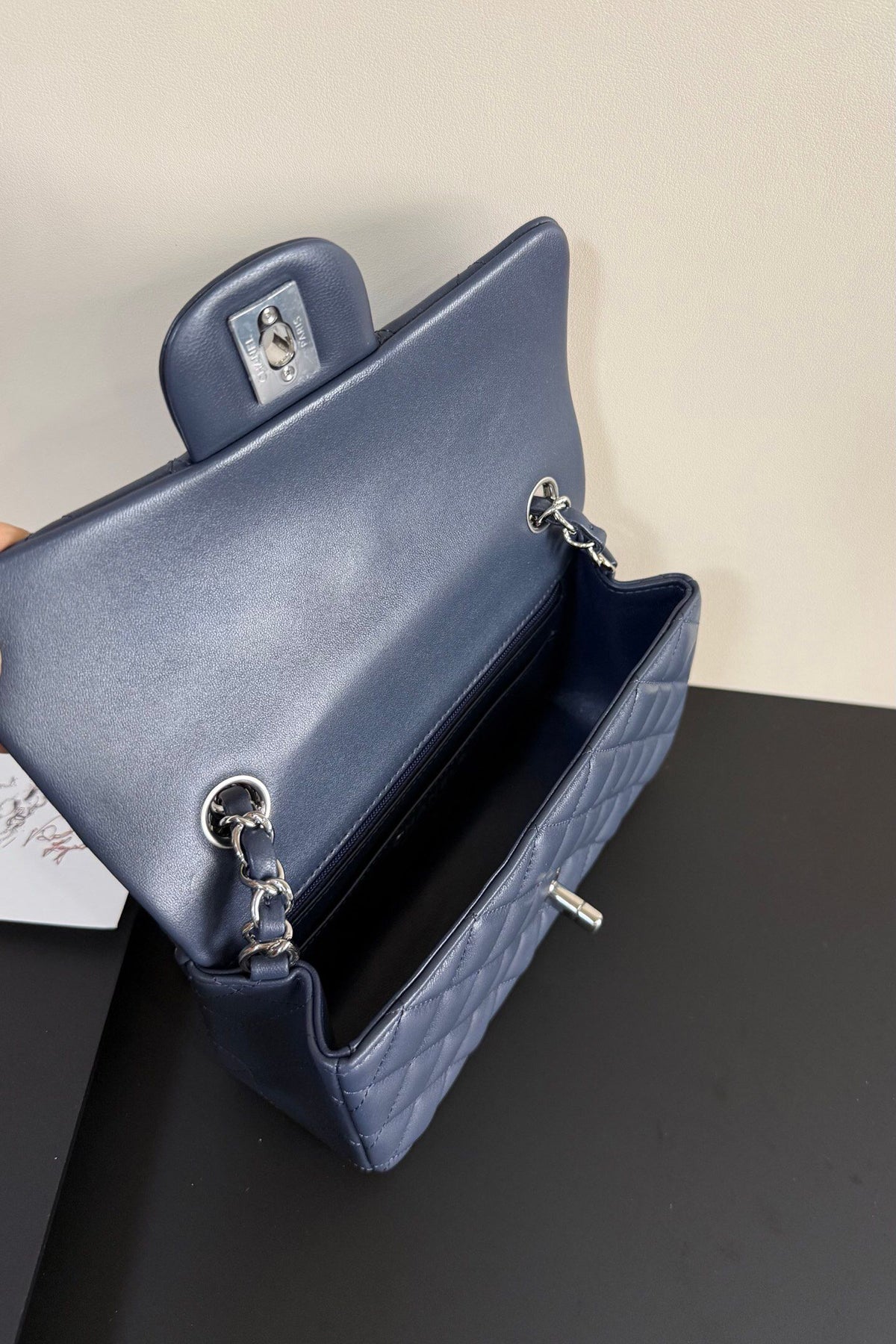 Upgraded version (full leather inside and outside) CF 20cm lambskin. Exclusive product in the market. Please see the pictures for leather details and workmanship. It is perfect. Welcome to compare. 116 dark blue silver buckle.