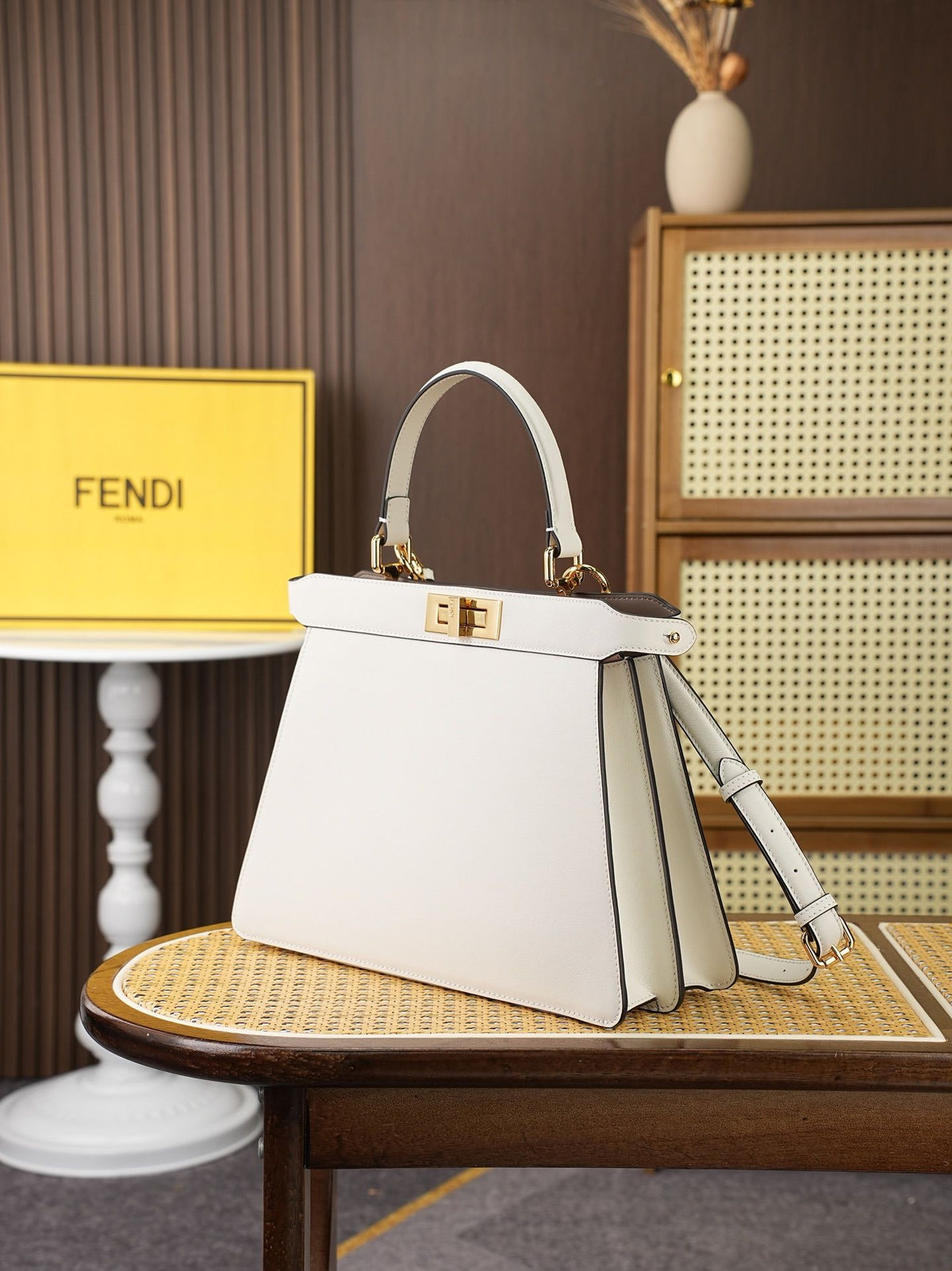 Model 8005, white, dimensions 27x21x9.5cm