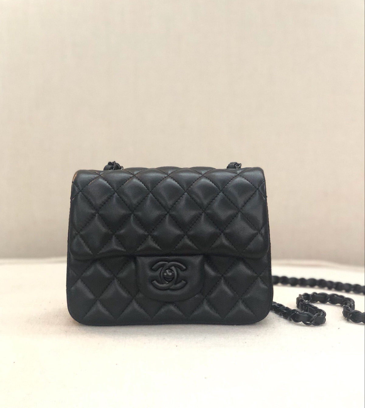 cm shipped, classic CF black gun hardware, classic full rhombus, imported sheepskin lining is also matching black lambskin, cool to the end, brand new upgraded version, super good leather, conscientious work, size 17cm p680