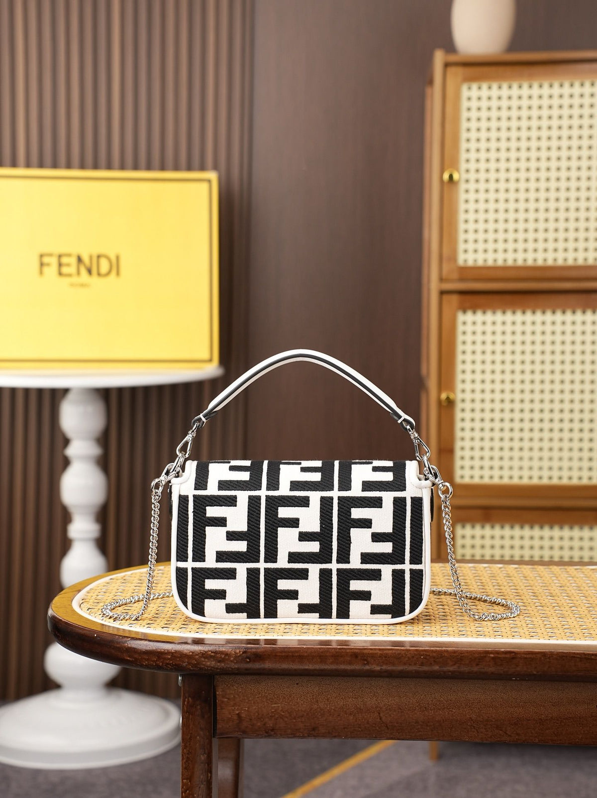 Model 6004, small size 20cm, FENDI's popular classic Baguette, crafted from high-quality canvas with advanced techniques. The entire bag features double FF three-dimensional embroidery, boasting an unparalleled texture. It comes with a detachable shoulder