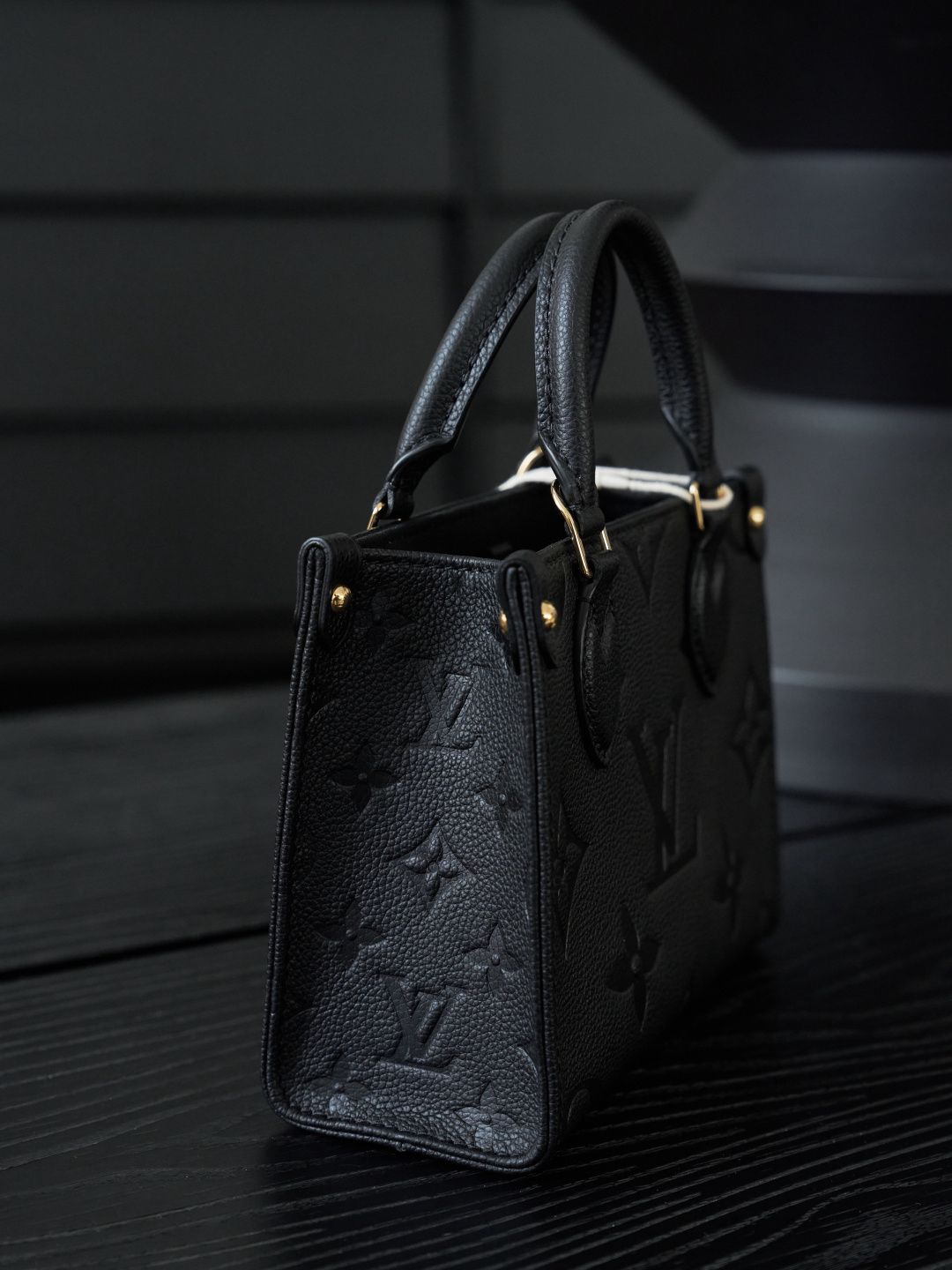ONTHEGO BB handbag M46993 P1200, made of original calfskin, featuring all-steel vacuum plating and a variable code chip version
