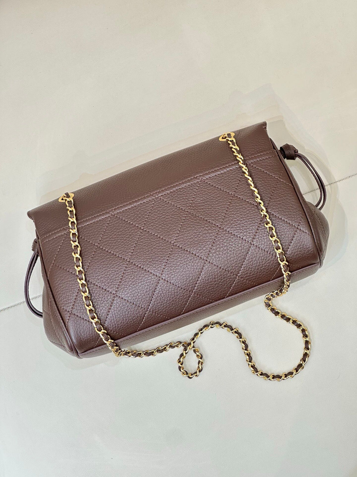 Coffee color. Dark coffee color has a sense of low-key luxury. When paired with neutral colors, it can instantly enhance the overall texture. It is especially suitable for workplace or dating situations. Pair it with metal accessories to look more sophist