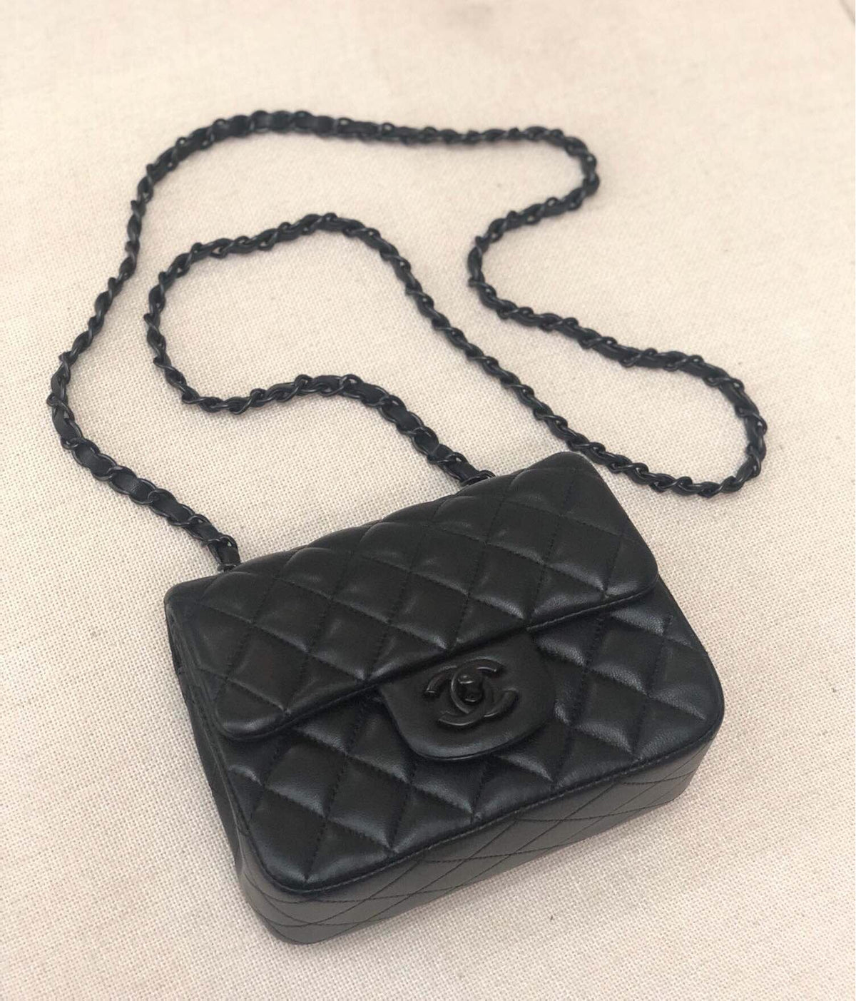 cm shipped, classic CF black gun hardware, classic full rhombus, imported sheepskin lining is also matching black lambskin, cool to the end, brand new upgraded version, super good leather, conscientious work, size 17cm p680