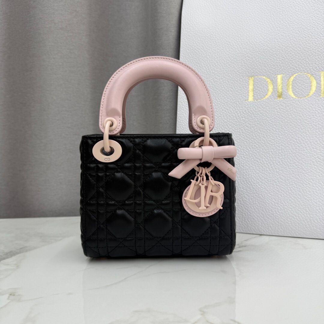 Three compartments in black and pink are in stock. Classic Lady's latest bow-tie Princess Diana bag. A must-have three compartment bag for everyone. Charming, elegant and full of aura. It is also full of femininity when carried cross-body. Classic fashion