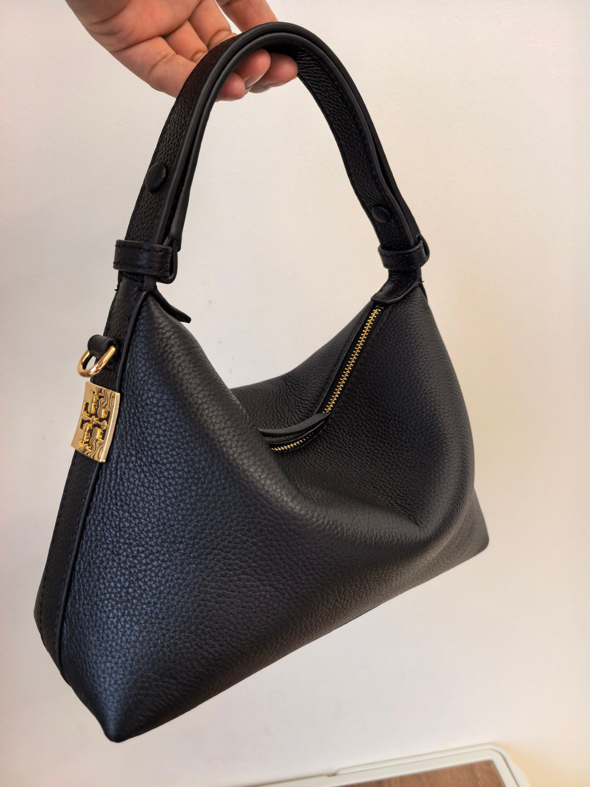 The new black TORY BURCH MELLOW SHOULDER BAG lunch box bag combines relaxation and practicality, making it a perfect match for spring and summer wear. The drop patterned cowhide feels like clouds, comfortable and lightweight, and won't press on the should