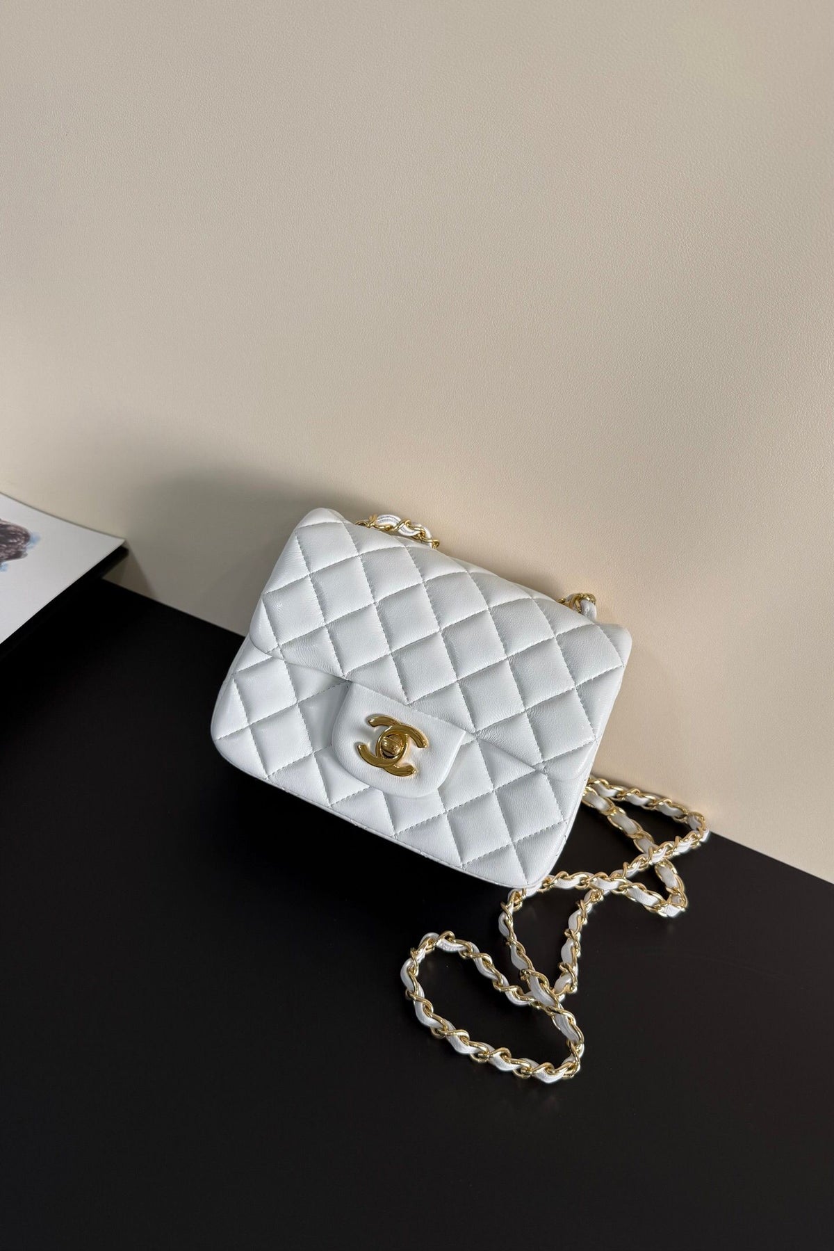 Pure white Classic Flap classic Cf square fat return is exquisite and durable. It is a timeless style that can be matched with anything.