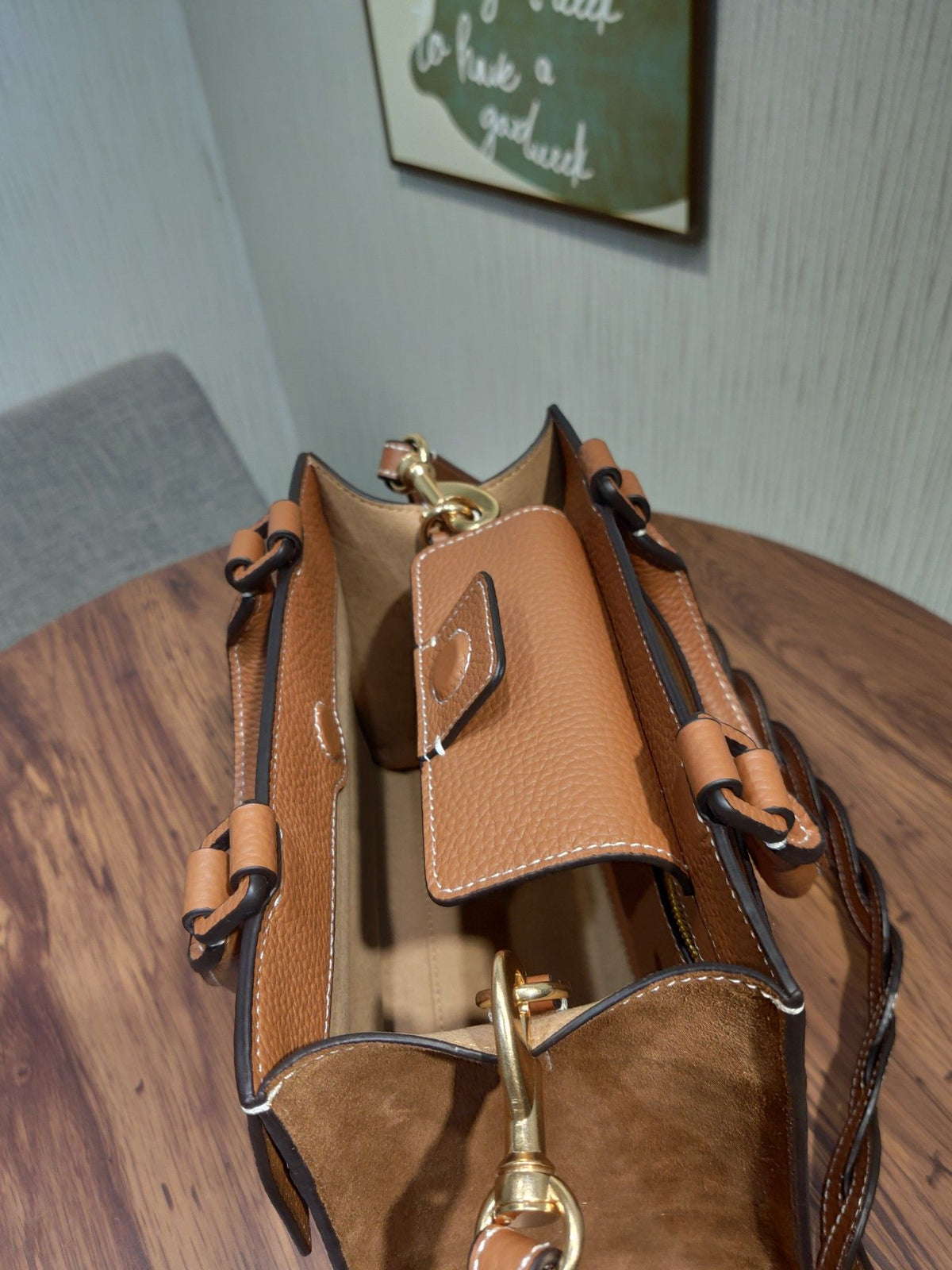 TORY BURCH's classic Miller handbag features lychee patterned cowhide and adjustable length woven leather diagonal straps, showcasing a variety of fashionable styles. The flip cover is equipped with magnetic snap fasteners