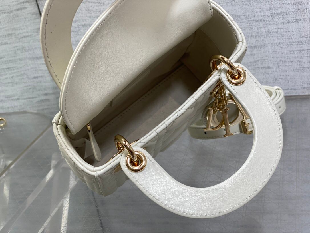 White ready-made Classic Lady bag. A must-have three-compartment bag for everyone. Charming, elegant and full of aura. It is also full of femininity when carried cross-body. Classic fashion style. This beautiful bag is available on Instagram and many