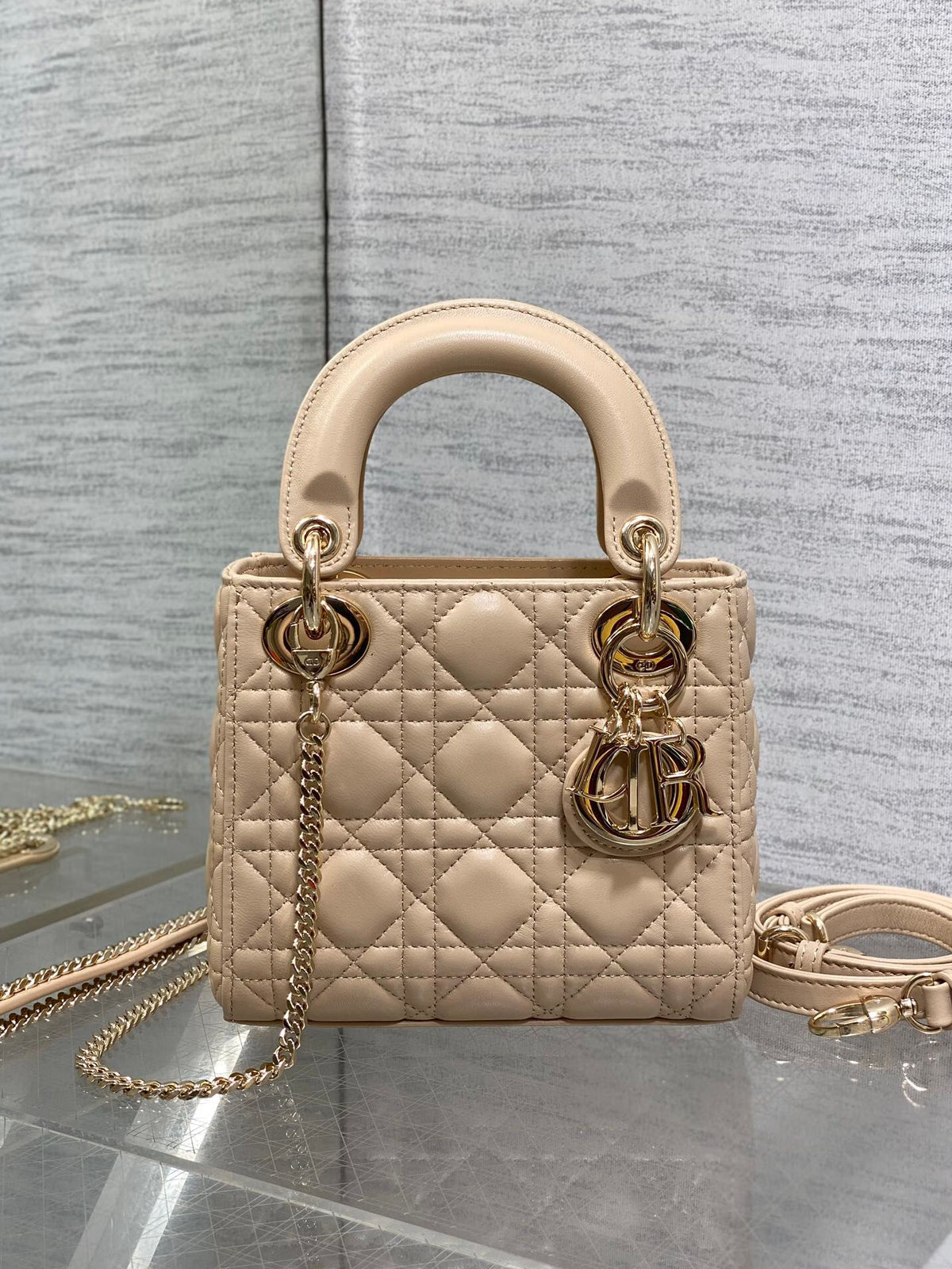 Ready in stock Classic Lady Bag, a must-have three-compartment bag for everyone. Charming, elegant and full of aura. It is also full of femininity when carried cross-body. Classic fashion style. This beautiful bag is available on Instagram and many fashio