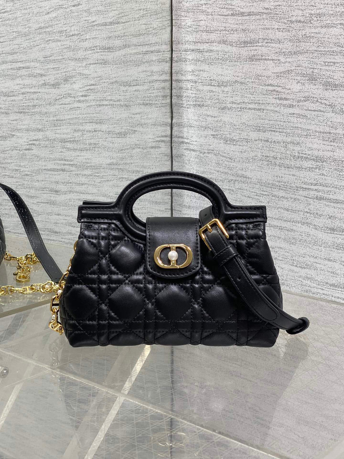 Jolie Top Handle Mini I have no resistance to this kind of exquisite small bag. Carrying a large bag is too tiring. I really like this compact model. It is small, but it can be stuffed with tissues when going out. The best thing is that it can be carried