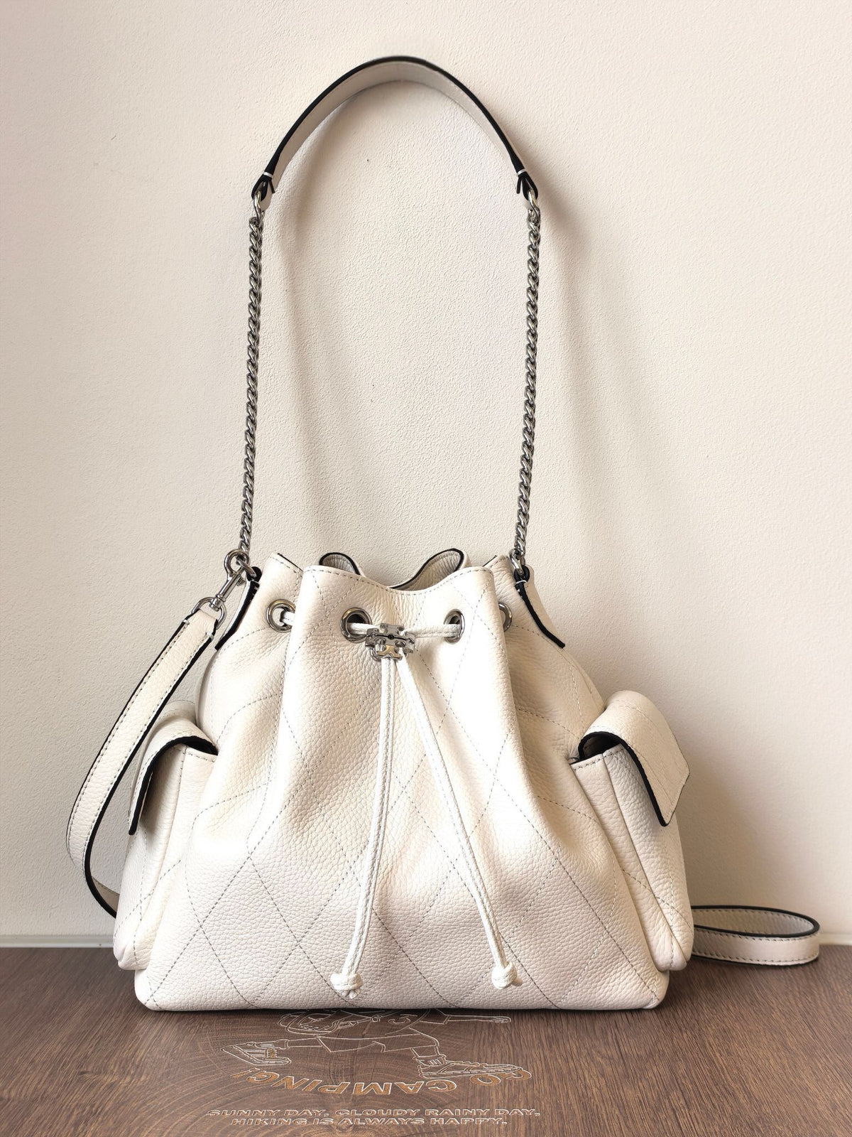 Small] TB Tang Li Bai Qi Charlie Cream White Large/Small Light Cream Oil Color Like a Small Cake This color is quite summer [Sun R] Available in both sizes, just arrived and has a schedule. Q me, thank you. Size 23.5x23x10.2